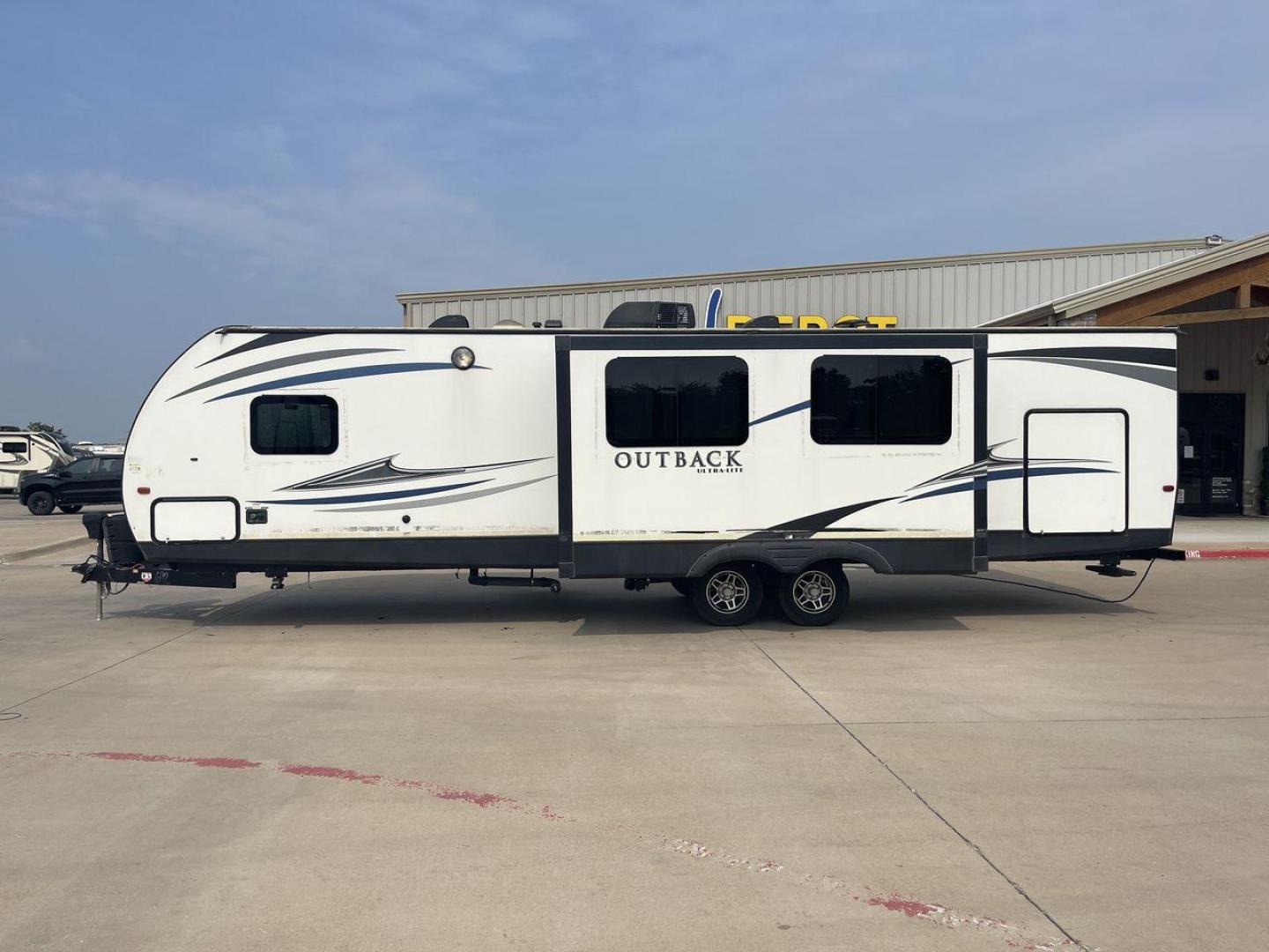 2018 KEYSTONE OUTBACK 320UBH (4YDT32025JB) , Length: 36.67 ft. | Dry Weight: 6,520 lbs. | Gross Weight: 8,500 lbs. | Slides: 1 transmission, located at 4319 N Main Street, Cleburne, TX, 76033, (817) 221-0660, 32.435829, -97.384178 - Photo#23