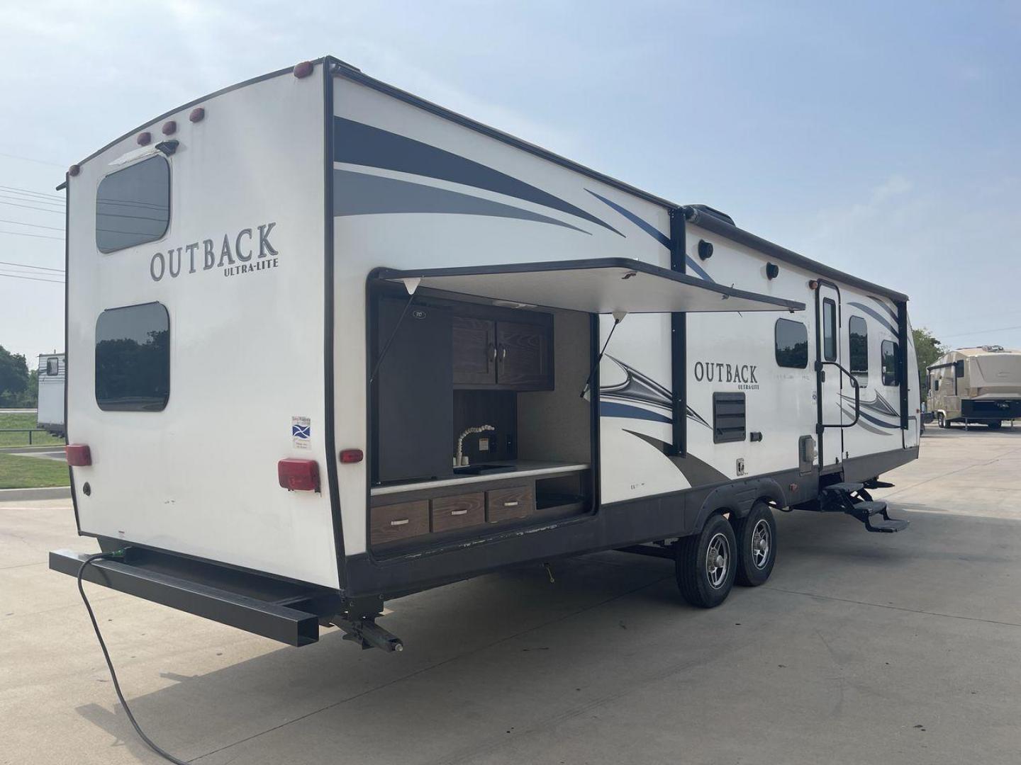 2018 KEYSTONE OUTBACK 320UBH (4YDT32025JB) , Length: 36.67 ft. | Dry Weight: 6,520 lbs. | Gross Weight: 8,500 lbs. | Slides: 1 transmission, located at 4319 N Main Street, Cleburne, TX, 76033, (817) 221-0660, 32.435829, -97.384178 - Photo#24