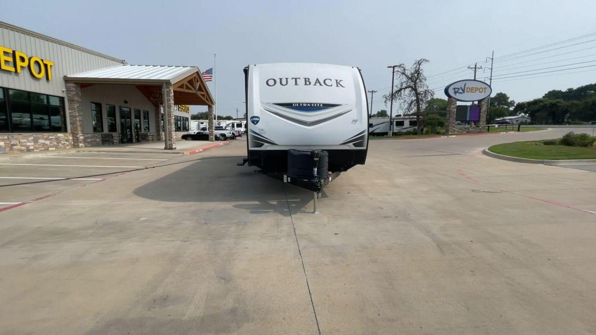 2018 KEYSTONE OUTBACK 320UBH (4YDT32025JB) , Length: 36.67 ft. | Dry Weight: 6,520 lbs. | Gross Weight: 8,500 lbs. | Slides: 1 transmission, located at 4319 N Main Street, Cleburne, TX, 76033, (817) 221-0660, 32.435829, -97.384178 - Photo#4