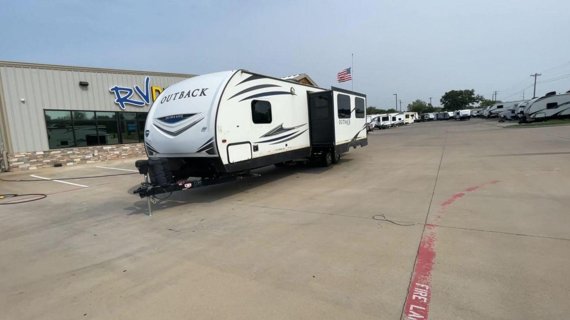 2018 KEYSTONE OUTBACK 320UBH (4YDT32025JB) , Length: 36.67 ft. | Dry Weight: 6,520 lbs. | Gross Weight: 8,500 lbs. | Slides: 1 transmission, located at 4319 N Main Street, Cleburne, TX, 76033, (817) 221-0660, 32.435829, -97.384178 - Photo#5