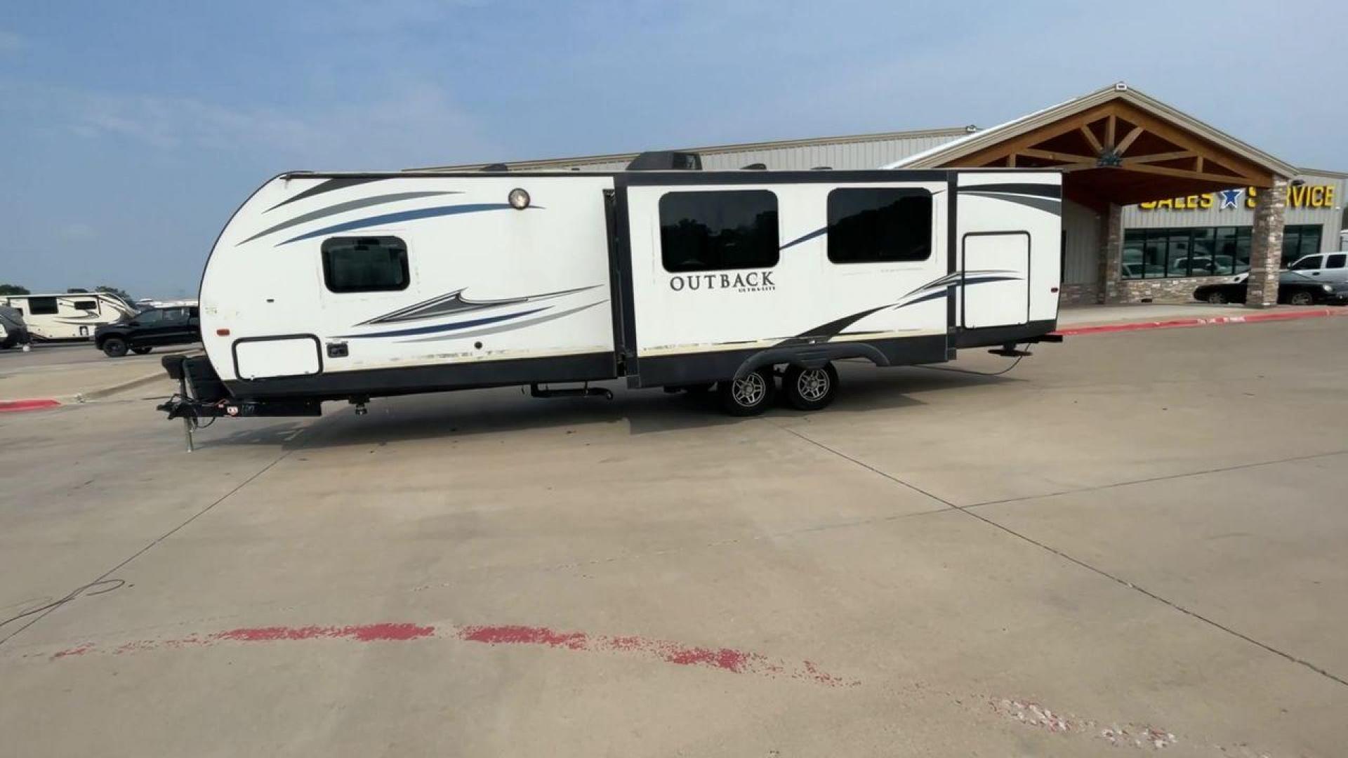 2018 KEYSTONE OUTBACK 320UBH (4YDT32025JB) , Length: 36.67 ft. | Dry Weight: 6,520 lbs. | Gross Weight: 8,500 lbs. | Slides: 1 transmission, located at 4319 N Main Street, Cleburne, TX, 76033, (817) 221-0660, 32.435829, -97.384178 - Photo#6