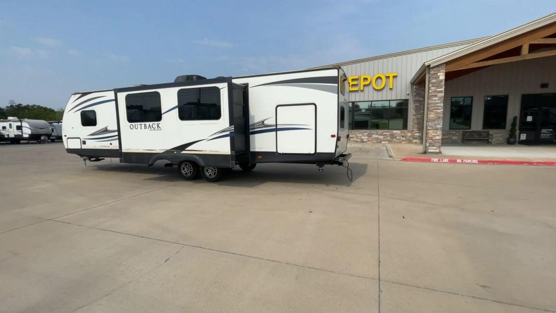 2018 KEYSTONE OUTBACK 320UBH (4YDT32025JB) , Length: 36.67 ft. | Dry Weight: 6,520 lbs. | Gross Weight: 8,500 lbs. | Slides: 1 transmission, located at 4319 N Main Street, Cleburne, TX, 76033, (817) 221-0660, 32.435829, -97.384178 - Photo#7