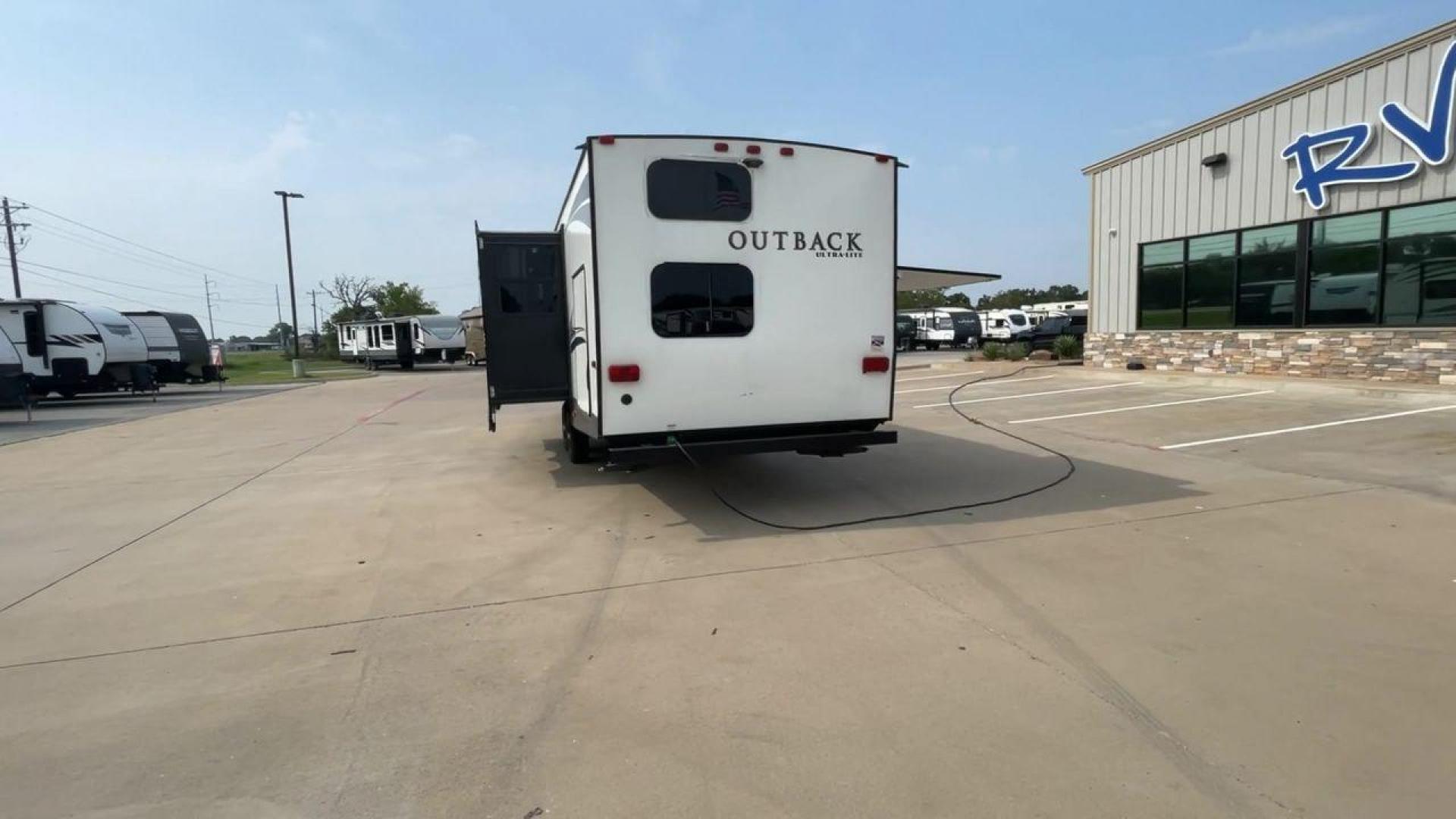 2018 KEYSTONE OUTBACK 320UBH (4YDT32025JB) , Length: 36.67 ft. | Dry Weight: 6,520 lbs. | Gross Weight: 8,500 lbs. | Slides: 1 transmission, located at 4319 N Main Street, Cleburne, TX, 76033, (817) 221-0660, 32.435829, -97.384178 - Photo#8