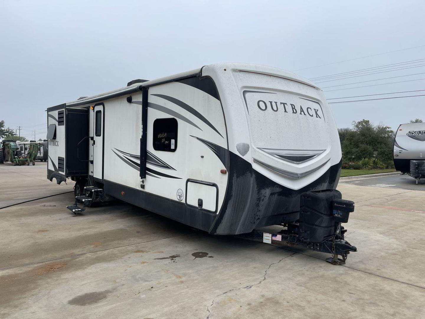 2018 WHITE KEYSTONE OUTBACK 325BH - (4YDT32522JB) , Length: 37.42 ft. | Dry Weight: 8,428 lbs. | Gross Weight: 10,500 lbs. | Slides: 3 transmission, located at 4319 N Main Street, Cleburne, TX, 76033, (817) 221-0660, 32.435829, -97.384178 - Photo#21