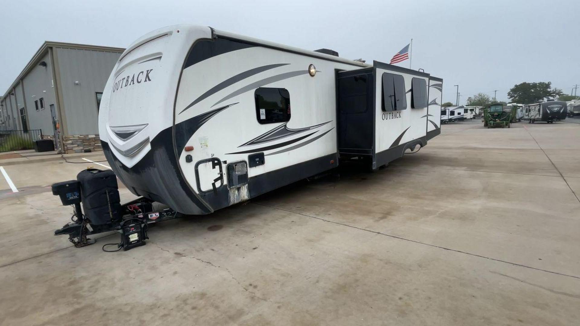 2018 WHITE KEYSTONE OUTBACK 325BH - (4YDT32522JB) , Length: 37.42 ft. | Dry Weight: 8,428 lbs. | Gross Weight: 10,500 lbs. | Slides: 3 transmission, located at 4319 N Main Street, Cleburne, TX, 76033, (817) 221-0660, 32.435829, -97.384178 - Photo#5