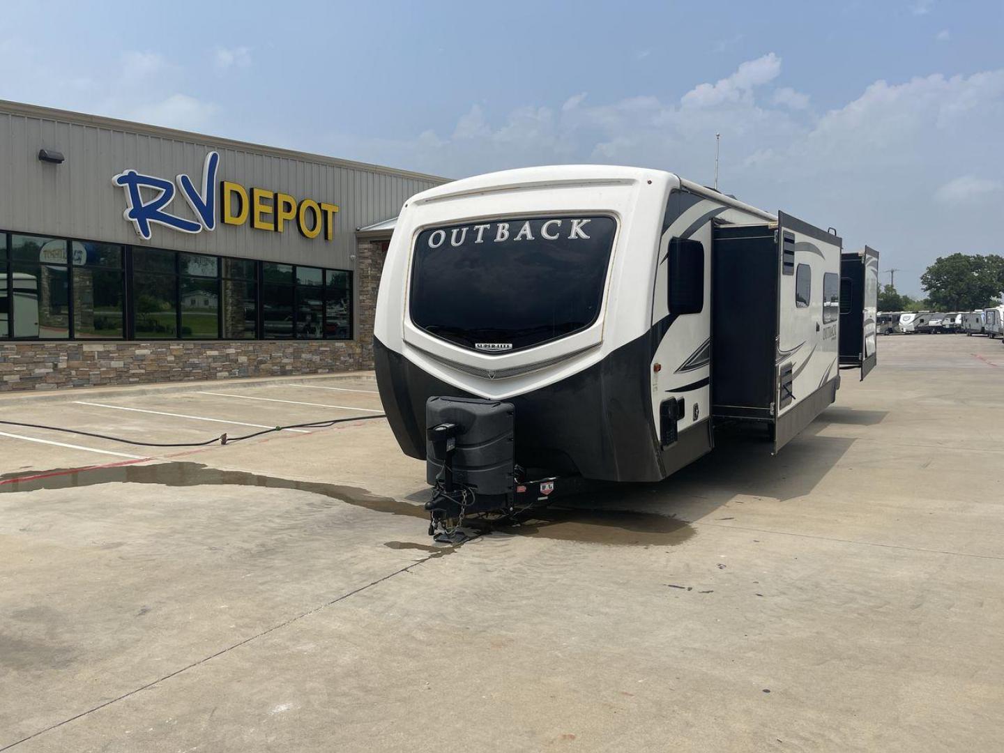 2018 KEYSTONE OUTBACK 332FK (4YDT33226JB) , located at 4319 N Main Street, Cleburne, TX, 76033, (817) 221-0660, 32.435829, -97.384178 - Photo#0