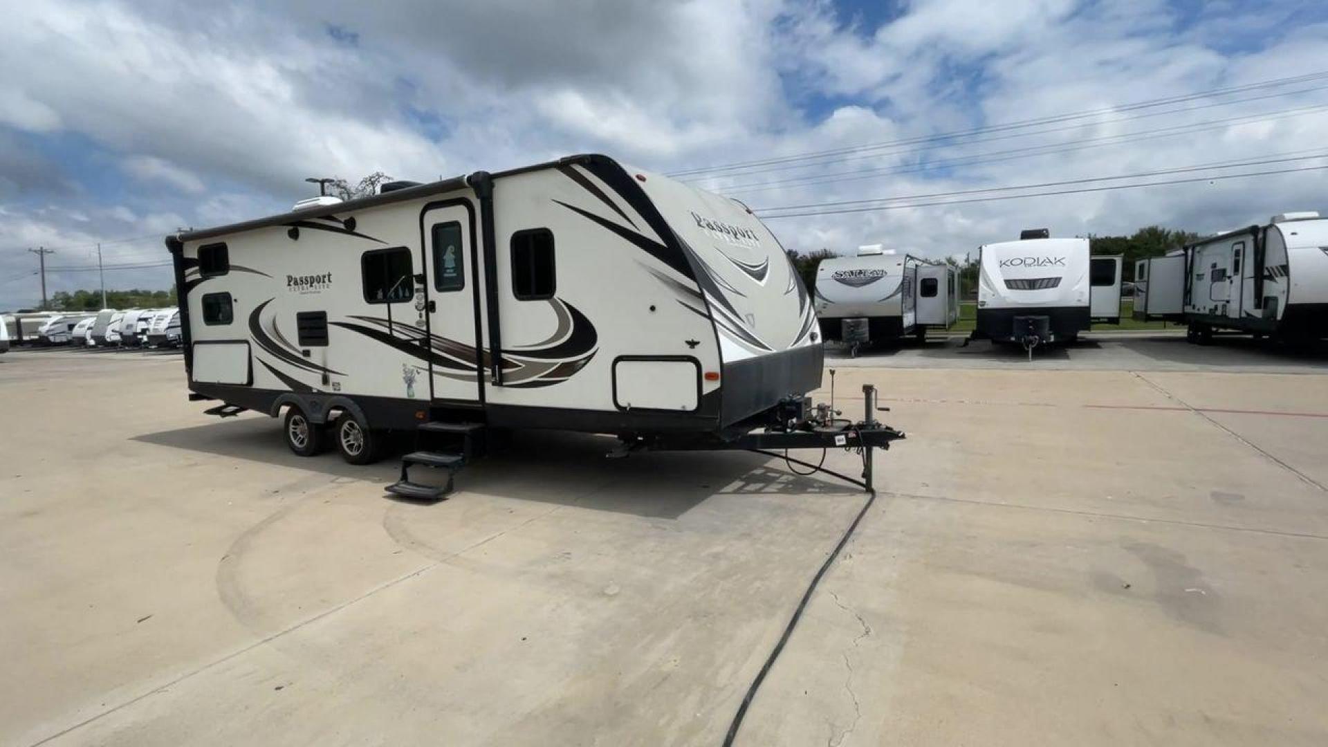 2018 KEYSTONE PASSPORT 2670BH (4YDT2672XJD) , Length: 30.5 ft. | Dry Weight: 5,085 lbs. | Gross Weight: 6,960 lbs. | Slides: 1 transmission, located at 4319 N Main Street, Cleburne, TX, 76033, (817) 221-0660, 32.435829, -97.384178 - Looking for a lightweight travel trailer suitable for large families? Check out this 2018 Keystone Passport 2670BH! This camper measures 30.5 ft. in length and 10.67 ft. in height. It has a dry weight of 5,085 lbs. and a GVWR of 6,960 lbs. It has a 625 lb. hitch weight, making it easy and managea - Photo#3