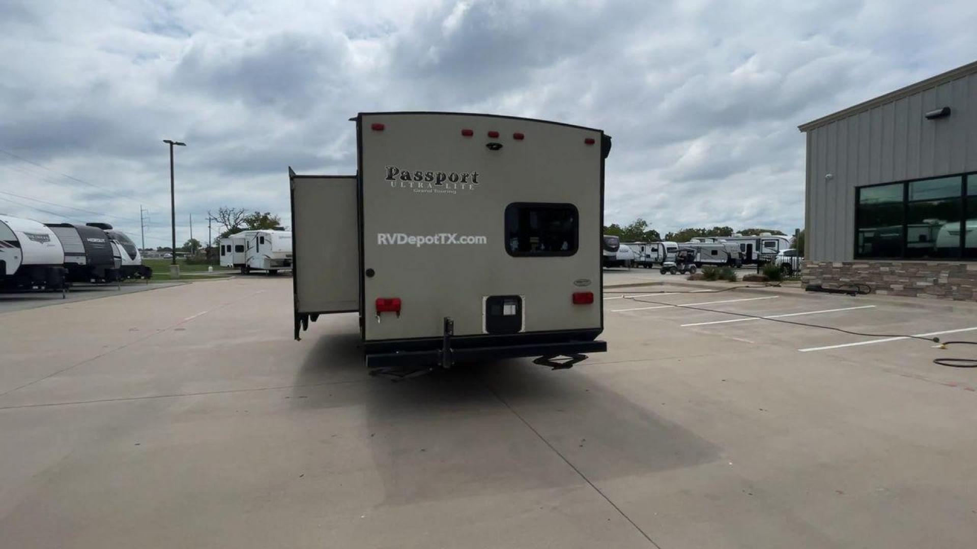 2018 KEYSTONE PASSPORT 2670BH (4YDT2672XJD) , Length: 30.5 ft. | Dry Weight: 5,085 lbs. | Gross Weight: 6,960 lbs. | Slides: 1 transmission, located at 4319 N Main Street, Cleburne, TX, 76033, (817) 221-0660, 32.435829, -97.384178 - Looking for a lightweight travel trailer suitable for large families? Check out this 2018 Keystone Passport 2670BH! This camper measures 30.5 ft. in length and 10.67 ft. in height. It has a dry weight of 5,085 lbs. and a GVWR of 6,960 lbs. It has a 625 lb. hitch weight, making it easy and managea - Photo#8