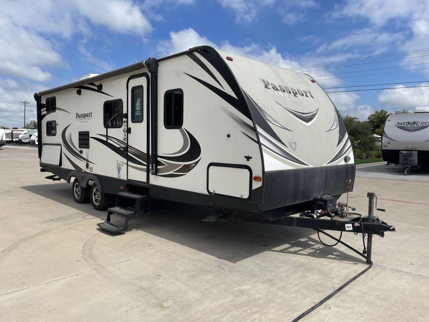 2018 KEYSTONE PASSPORT 2670BH (4YDT2672XJD) , Length: 30.5 ft. | Dry Weight: 5,085 lbs. | Gross Weight: 6,960 lbs. | Slides: 1 transmission, located at 4319 N Main Street, Cleburne, TX, 76033, (817) 221-0660, 32.435829, -97.384178 - Looking for a lightweight travel trailer suitable for large families? Check out this 2018 Keystone Passport 2670BH! This camper measures 30.5 ft. in length and 10.67 ft. in height. It has a dry weight of 5,085 lbs. and a GVWR of 6,960 lbs. It has a 625 lb. hitch weight, making it easy and managea - Photo#23