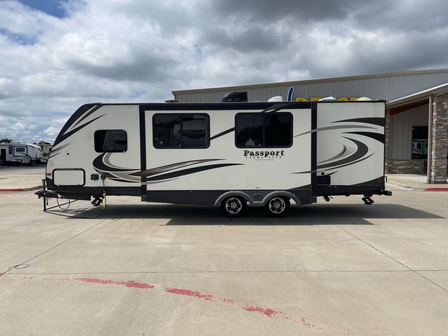 2018 KEYSTONE PASSPORT 2670BH (4YDT2672XJD) , Length: 30.5 ft. | Dry Weight: 5,085 lbs. | Gross Weight: 6,960 lbs. | Slides: 1 transmission, located at 4319 N Main Street, Cleburne, TX, 76033, (817) 221-0660, 32.435829, -97.384178 - Looking for a lightweight travel trailer suitable for large families? Check out this 2018 Keystone Passport 2670BH! This camper measures 30.5 ft. in length and 10.67 ft. in height. It has a dry weight of 5,085 lbs. and a GVWR of 6,960 lbs. It has a 625 lb. hitch weight, making it easy and managea - Photo#24