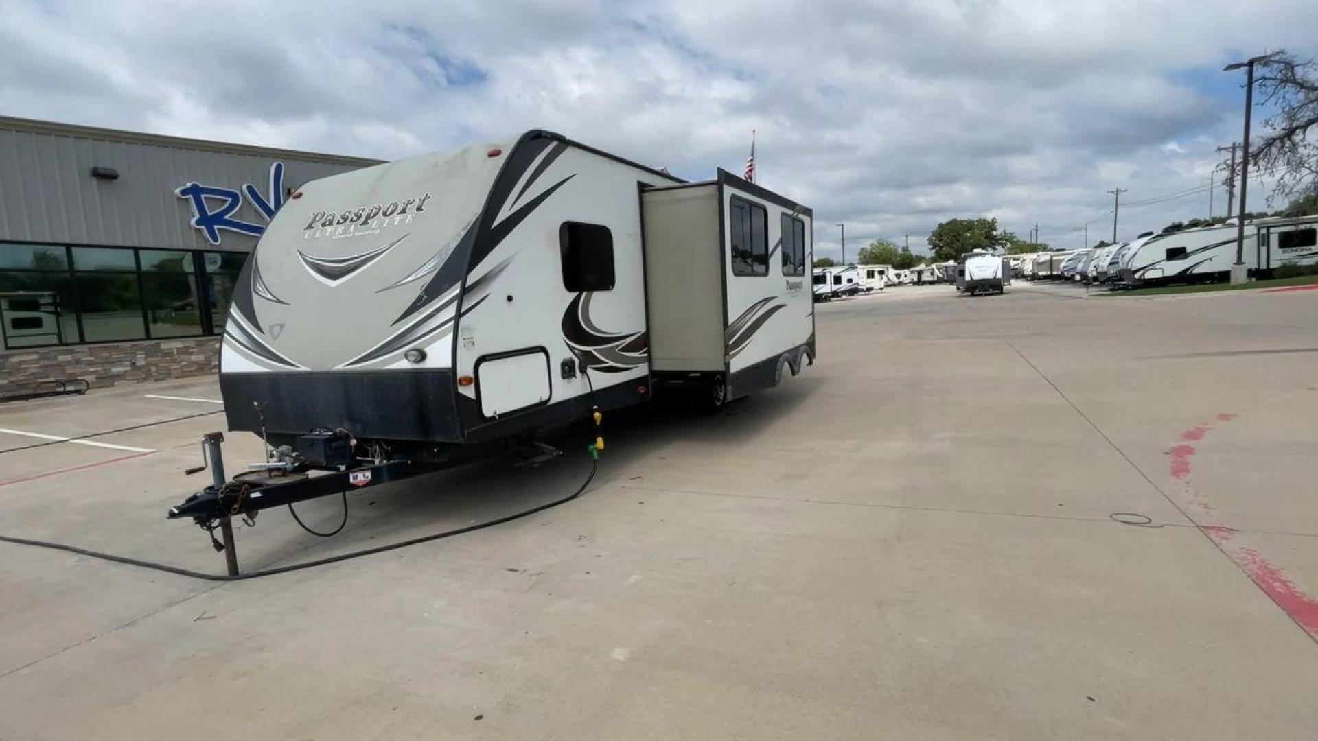 2018 KEYSTONE PASSPORT 2670BH (4YDT2672XJD) , Length: 30.5 ft. | Dry Weight: 5,085 lbs. | Gross Weight: 6,960 lbs. | Slides: 1 transmission, located at 4319 N Main Street, Cleburne, TX, 76033, (817) 221-0660, 32.435829, -97.384178 - Looking for a lightweight travel trailer suitable for large families? Check out this 2018 Keystone Passport 2670BH! This camper measures 30.5 ft. in length and 10.67 ft. in height. It has a dry weight of 5,085 lbs. and a GVWR of 6,960 lbs. It has a 625 lb. hitch weight, making it easy and managea - Photo#5