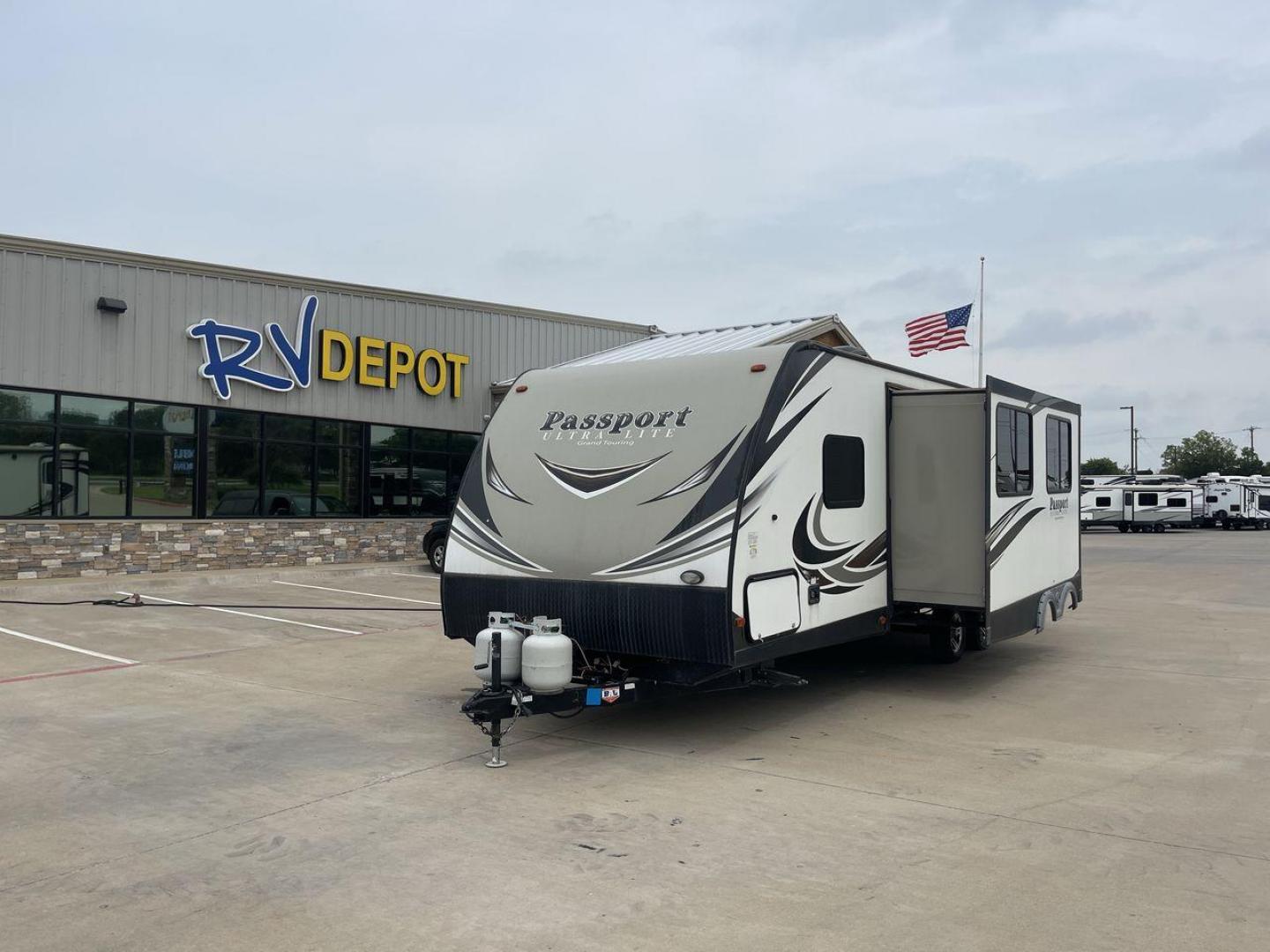 2018 KEYSTONE PASSPORT 2810BH (4YDT28129JT) , Length: 31.83 ft. | Dry Weight: 5,145 lbs. | Gross Weight: 7,200 lbs. | Slides: 1 transmission, located at 4319 N Main Street, Cleburne, TX, 76033, (817) 221-0660, 32.435829, -97.384178 - Start a new adventure with your family today and own this 2018 Keystone Passport 2810BH that offers convenience, comfort, and functionality. This unit measure 31.10 ft in length and 10.8 ft in height. It has a dry weight of 5,350 lbs, a cargo weight of 1,850 lbs, and a hitch weight of 565 lbs. - Photo#0