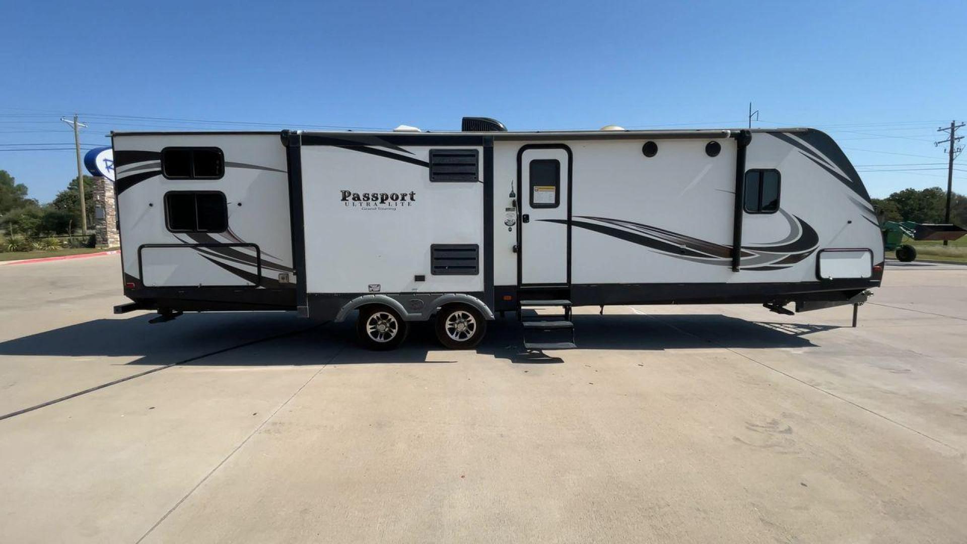 2018 KEYSTONE PASSPORT 3320BH (4YDT33221JT) , Length: 36.83 ft. | Dry Weight: 6,586 lbs. | Gross Weight: 8,000 lbs. | Slides: 3 transmission, located at 4319 N Main Street, Cleburne, TX, 76033, (817) 221-0660, 32.435829, -97.384178 - The 2018 Keystone Passport 3320BH is a spacious and lightweight travel trailer. With an overall length of 36.83 feet and a dry weight of 6,586 lbs, this unit is easy to tow while still offering plenty of space and amenities. The gross weight capacity is 8,000 lbs, providing ample storage and travel - Photo#2