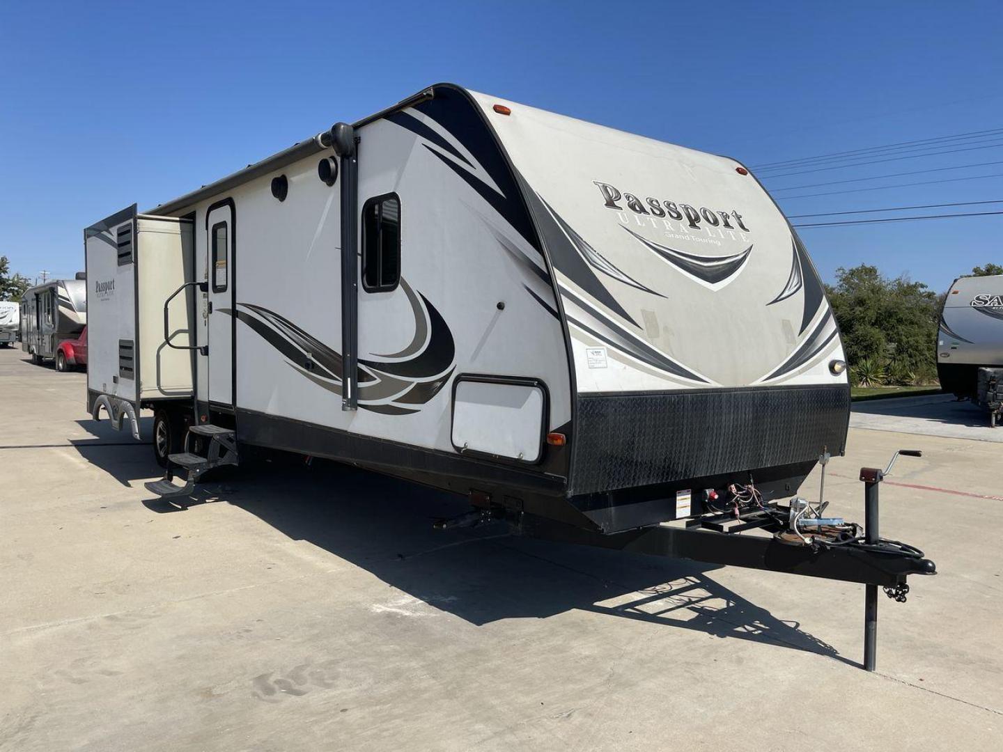 2018 KEYSTONE PASSPORT 3320BH (4YDT33221JT) , Length: 36.83 ft. | Dry Weight: 6,586 lbs. | Gross Weight: 8,000 lbs. | Slides: 3 transmission, located at 4319 N Main Street, Cleburne, TX, 76033, (817) 221-0660, 32.435829, -97.384178 - The 2018 Keystone Passport 3320BH is a spacious and lightweight travel trailer. With an overall length of 36.83 feet and a dry weight of 6,586 lbs, this unit is easy to tow while still offering plenty of space and amenities. The gross weight capacity is 8,000 lbs, providing ample storage and travel - Photo#23