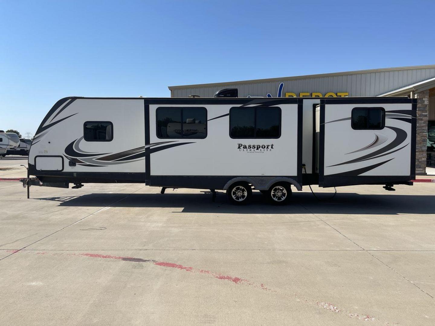 2018 KEYSTONE PASSPORT 3320BH (4YDT33221JT) , Length: 36.83 ft. | Dry Weight: 6,586 lbs. | Gross Weight: 8,000 lbs. | Slides: 3 transmission, located at 4319 N Main Street, Cleburne, TX, 76033, (817) 221-0660, 32.435829, -97.384178 - The 2018 Keystone Passport 3320BH is a spacious and lightweight travel trailer. With an overall length of 36.83 feet and a dry weight of 6,586 lbs, this unit is easy to tow while still offering plenty of space and amenities. The gross weight capacity is 8,000 lbs, providing ample storage and travel - Photo#24