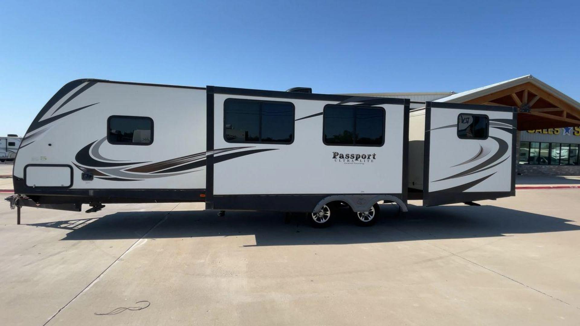 2018 KEYSTONE PASSPORT 3320BH (4YDT33221JT) , Length: 36.83 ft. | Dry Weight: 6,586 lbs. | Gross Weight: 8,000 lbs. | Slides: 3 transmission, located at 4319 N Main Street, Cleburne, TX, 76033, (817) 221-0660, 32.435829, -97.384178 - The 2018 Keystone Passport 3320BH is a spacious and lightweight travel trailer. With an overall length of 36.83 feet and a dry weight of 6,586 lbs, this unit is easy to tow while still offering plenty of space and amenities. The gross weight capacity is 8,000 lbs, providing ample storage and travel - Photo#6