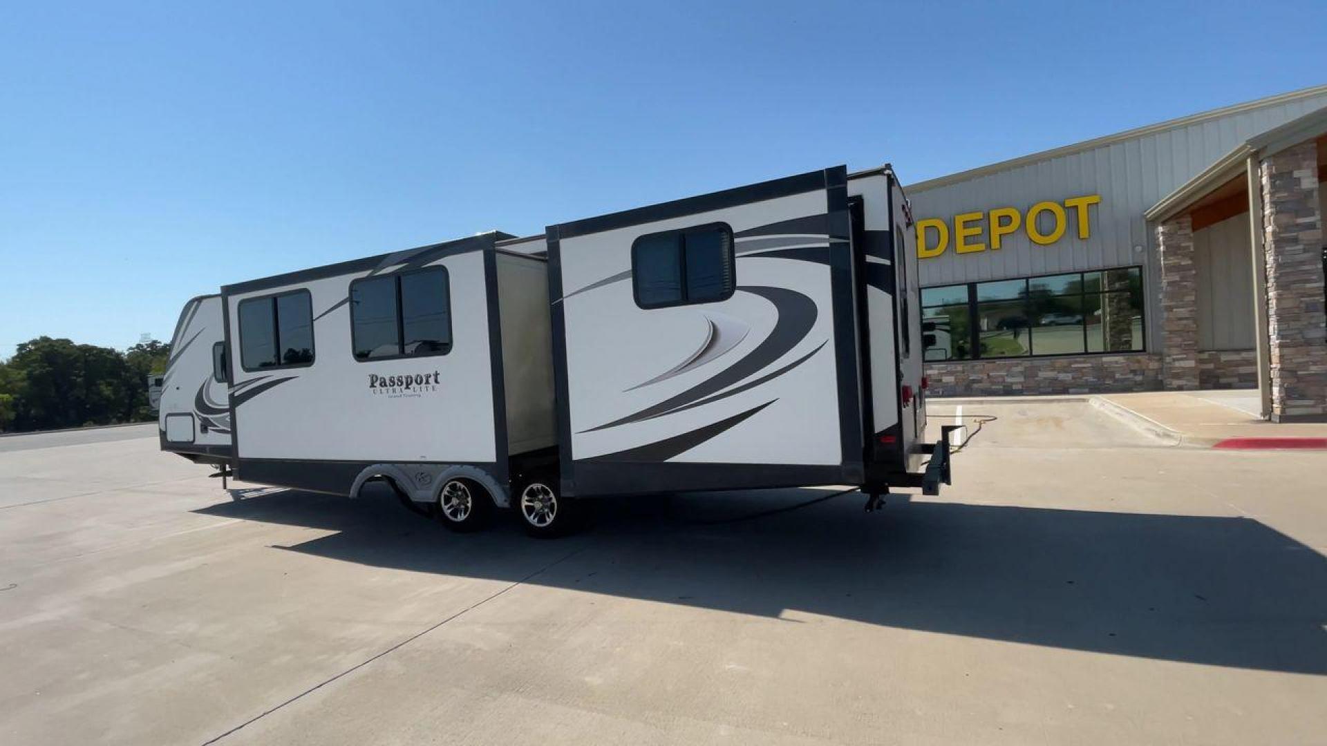 2018 KEYSTONE PASSPORT 3320BH (4YDT33221JT) , Length: 36.83 ft. | Dry Weight: 6,586 lbs. | Gross Weight: 8,000 lbs. | Slides: 3 transmission, located at 4319 N Main Street, Cleburne, TX, 76033, (817) 221-0660, 32.435829, -97.384178 - The 2018 Keystone Passport 3320BH is a spacious and lightweight travel trailer. With an overall length of 36.83 feet and a dry weight of 6,586 lbs, this unit is easy to tow while still offering plenty of space and amenities. The gross weight capacity is 8,000 lbs, providing ample storage and travel - Photo#7