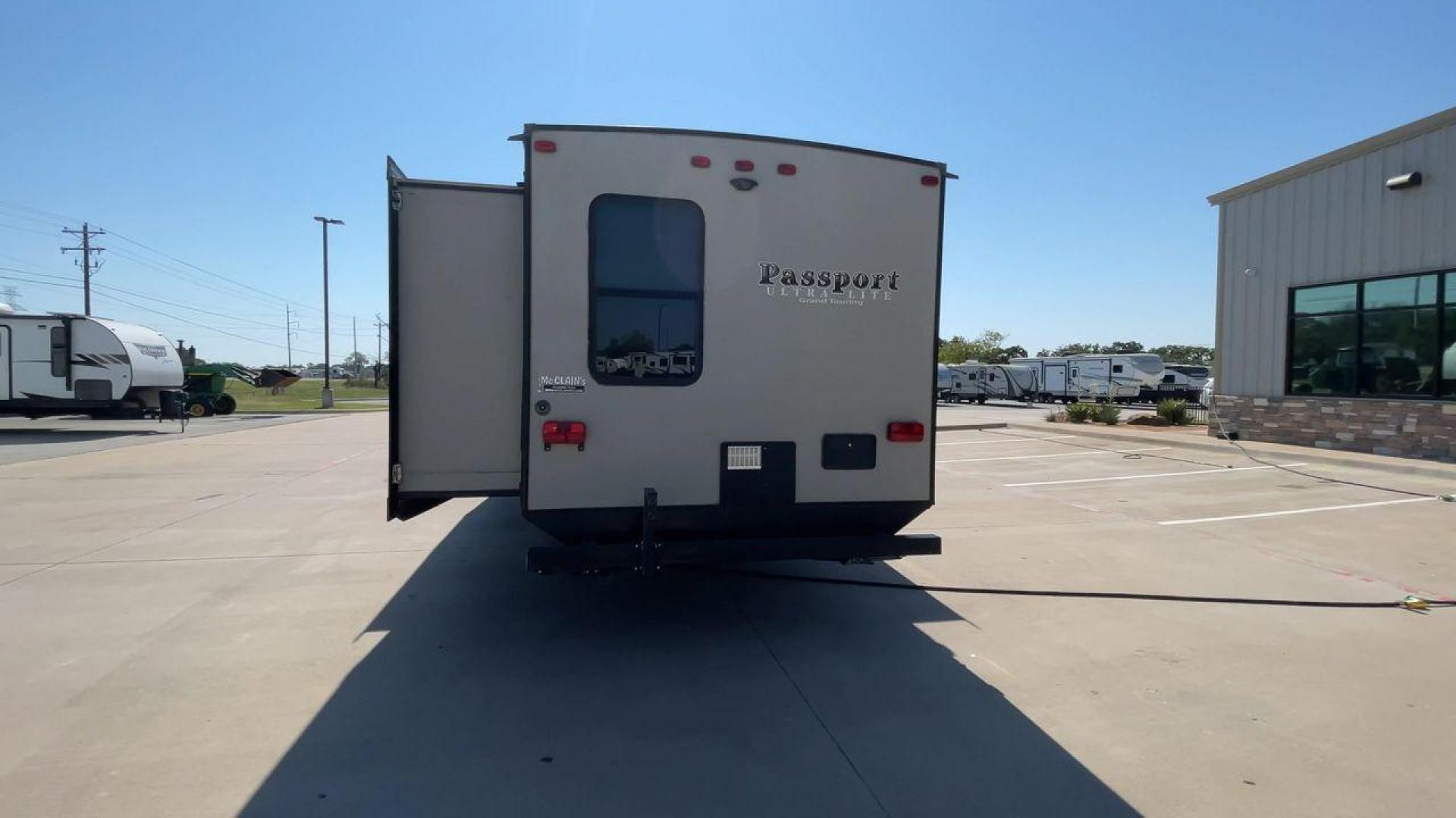 2018 KEYSTONE PASSPORT 3320BH (4YDT33221JT) , Length: 36.83 ft. | Dry Weight: 6,586 lbs. | Gross Weight: 8,000 lbs. | Slides: 3 transmission, located at 4319 N Main Street, Cleburne, TX, 76033, (817) 221-0660, 32.435829, -97.384178 - The 2018 Keystone Passport 3320BH is a spacious and lightweight travel trailer. With an overall length of 36.83 feet and a dry weight of 6,586 lbs, this unit is easy to tow while still offering plenty of space and amenities. The gross weight capacity is 8,000 lbs, providing ample storage and travel - Photo#8