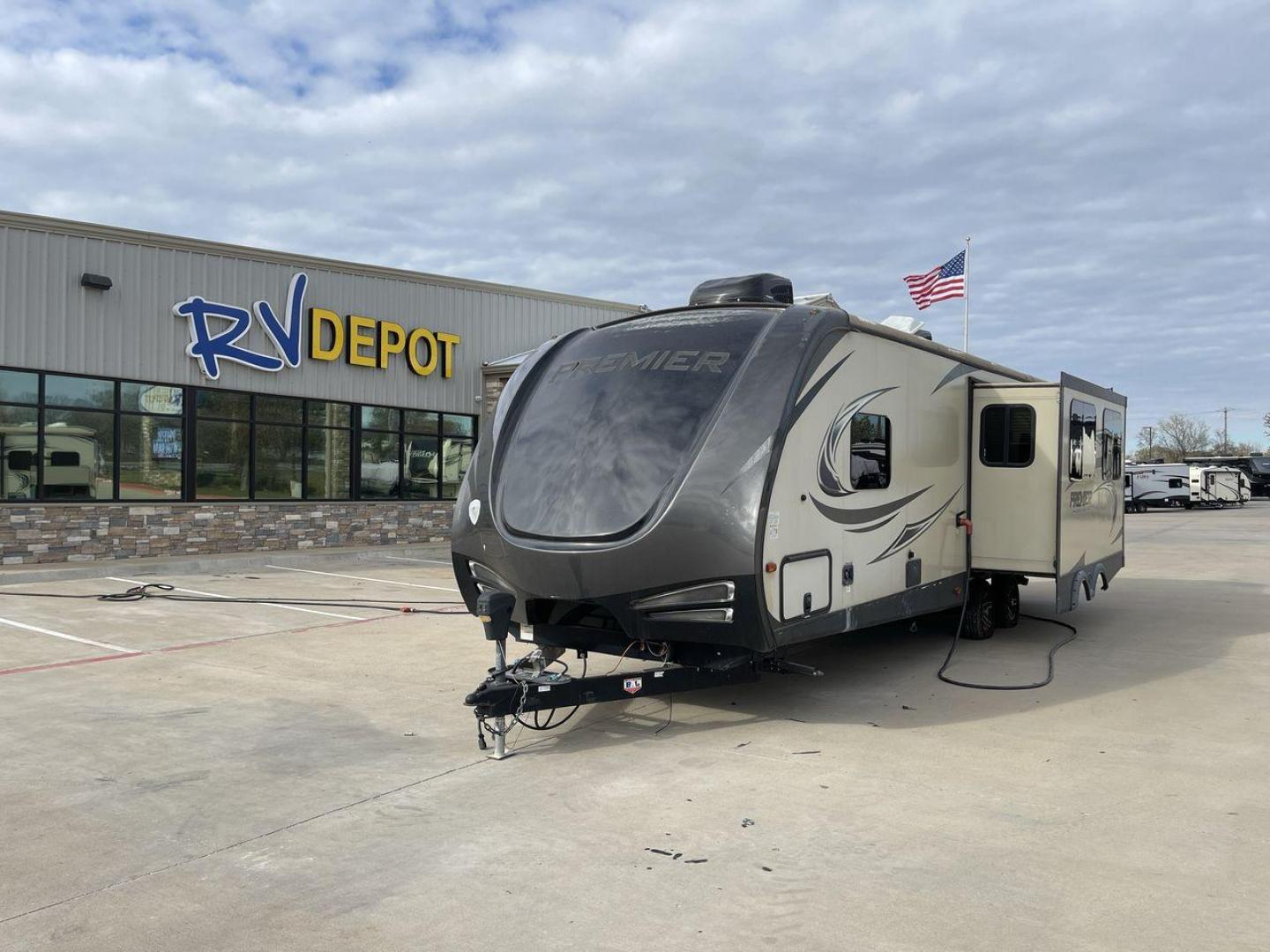 2018 BLACK KEYSTONE PREMIER 30RIPR (4YDT29R22JD) , Length: 35.42 ft. | Dry Weight: 6,675 lbs. | Gross Weight: 8,200 lbs. | Slides: 2 transmission, located at 4319 N Main Street, Cleburne, TX, 76033, (817) 221-0660, 32.435829, -97.384178 - With a length of 35 feet and a dry weight of 6,675 pounds, the 2018 Keystone Premier 30K offers spacious living quarters while remaining lightweight and easy to tow. Inside the Premier 30K, you'll be greeted by a beautifully designed interior that boasts residential-style finishes and upscale amenit - Photo#0