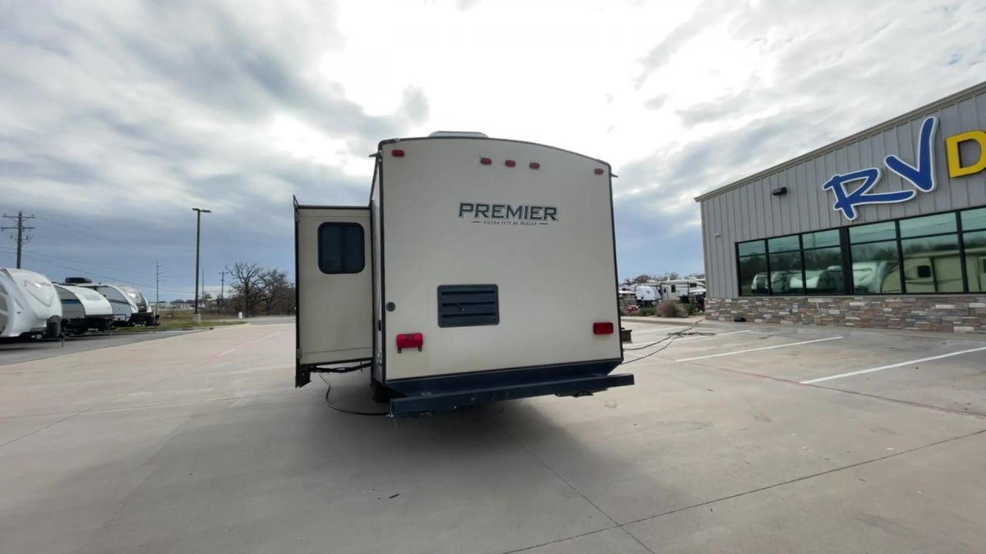 2018 BLACK KEYSTONE PREMIER 30RIPR (4YDT29R22JD) , Length: 35.42 ft. | Dry Weight: 6,675 lbs. | Gross Weight: 8,200 lbs. | Slides: 2 transmission, located at 4319 N Main Street, Cleburne, TX, 76033, (817) 221-0660, 32.435829, -97.384178 - With a length of 35 feet and a dry weight of 6,675 pounds, the 2018 Keystone Premier 30K offers spacious living quarters while remaining lightweight and easy to tow. Inside the Premier 30K, you'll be greeted by a beautifully designed interior that boasts residential-style finishes and upscale amenit - Photo#8