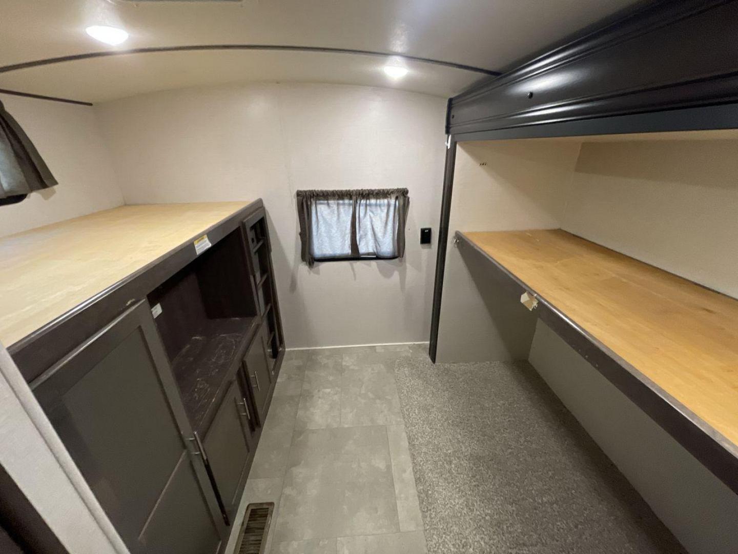 2018 KEYSTONE RV SUNSET TRAIL 331BH (4YDT3312XJ5) , Length: 37.5 ft. | Dry Weight: 7,186 lbs. | Gross Weight: 9,735 lbs. | Slides: 3 transmission, located at 4319 N Main Street, Cleburne, TX, 76033, (817) 221-0660, 32.435829, -97.384178 - Board this 2018 Keystone Sunset Trail 331BH to your family's dream destination and enjoy all the fantastic amenities it has to offer! It measures 37.5 ft. in length and 11.17 ft. in height. It has a dry weight of 7,186 lbs. with a hitch weight of 936 lbs. Its exterior is white with black graphics. I - Photo#19