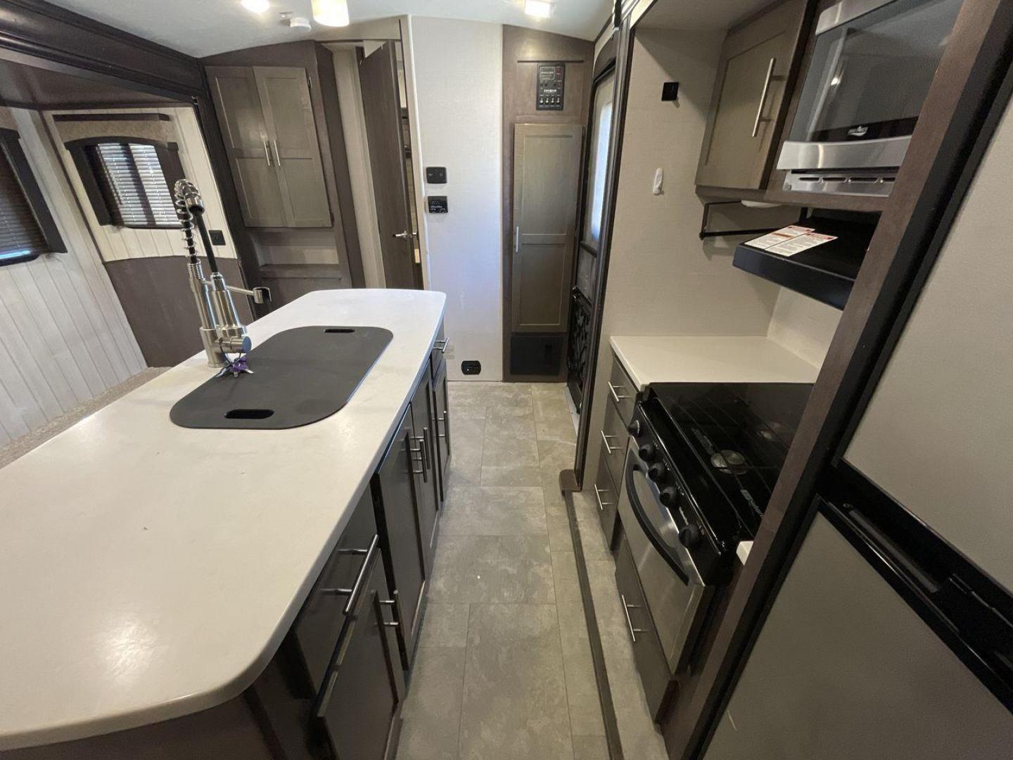 2018 KEYSTONE RV SUNSET TRAIL 331BH (4YDT3312XJ5) , Length: 37.5 ft. | Dry Weight: 7,186 lbs. | Gross Weight: 9,735 lbs. | Slides: 3 transmission, located at 4319 N Main Street, Cleburne, TX, 76033, (817) 221-0660, 32.435829, -97.384178 - Board this 2018 Keystone Sunset Trail 331BH to your family's dream destination and enjoy all the fantastic amenities it has to offer! It measures 37.5 ft. in length and 11.17 ft. in height. It has a dry weight of 7,186 lbs. with a hitch weight of 936 lbs. Its exterior is white with black graphics. I - Photo#21