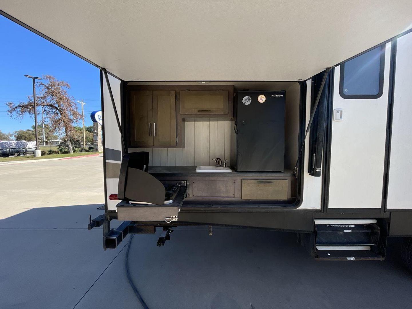 2018 KEYSTONE RV SUNSET TRAIL 331BH (4YDT3312XJ5) , Length: 37.5 ft. | Dry Weight: 7,186 lbs. | Gross Weight: 9,735 lbs. | Slides: 3 transmission, located at 4319 N Main Street, Cleburne, TX, 76033, (817) 221-0660, 32.435829, -97.384178 - Board this 2018 Keystone Sunset Trail 331BH to your family's dream destination and enjoy all the fantastic amenities it has to offer! It measures 37.5 ft. in length and 11.17 ft. in height. It has a dry weight of 7,186 lbs. with a hitch weight of 936 lbs. Its exterior is white with black graphics. I - Photo#22