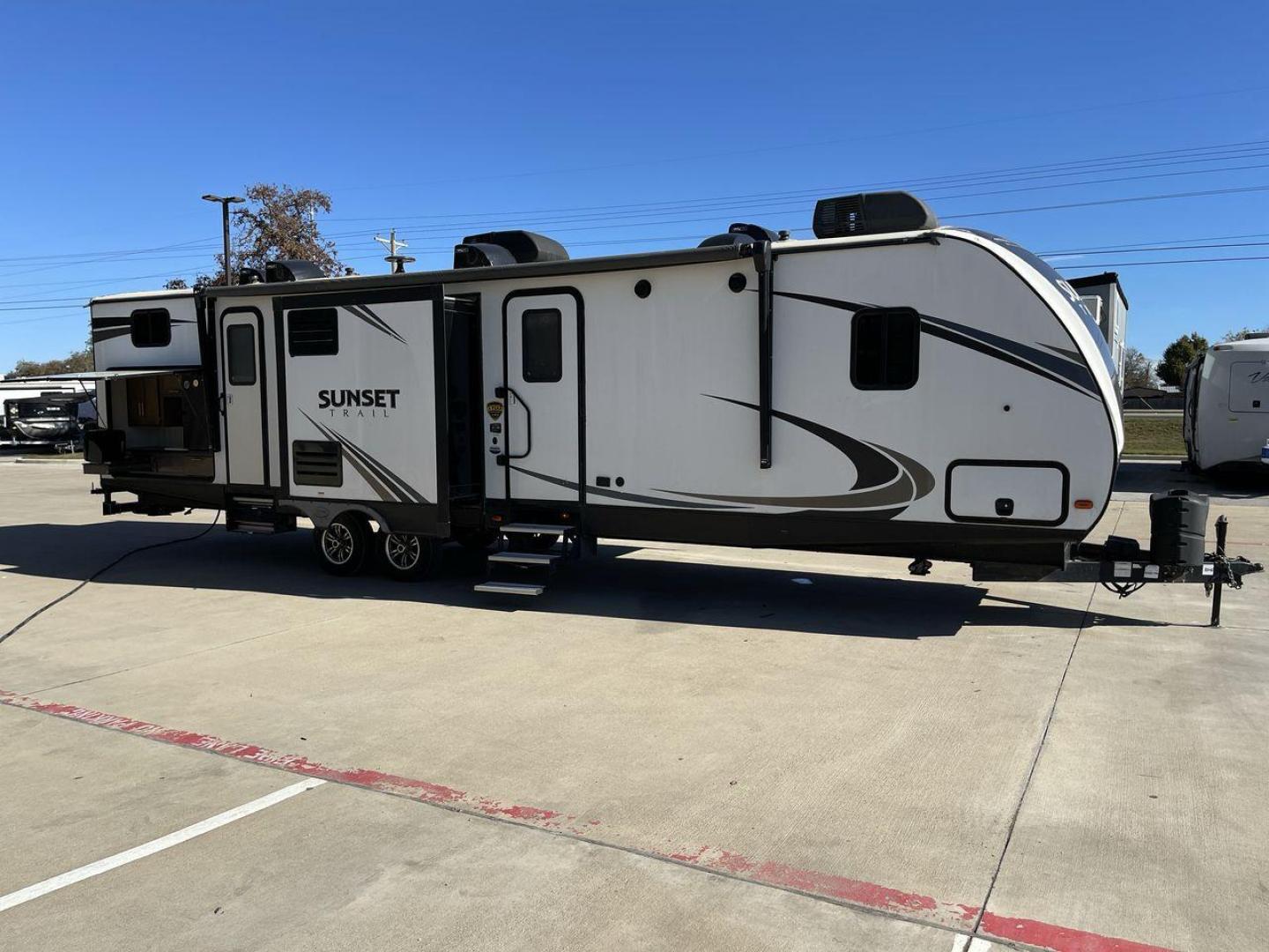 2018 KEYSTONE RV SUNSET TRAIL 331BH (4YDT3312XJ5) , Length: 37.5 ft. | Dry Weight: 7,186 lbs. | Gross Weight: 9,735 lbs. | Slides: 3 transmission, located at 4319 N Main Street, Cleburne, TX, 76033, (817) 221-0660, 32.435829, -97.384178 - Board this 2018 Keystone Sunset Trail 331BH to your family's dream destination and enjoy all the fantastic amenities it has to offer! It measures 37.5 ft. in length and 11.17 ft. in height. It has a dry weight of 7,186 lbs. with a hitch weight of 936 lbs. Its exterior is white with black graphics. I - Photo#24