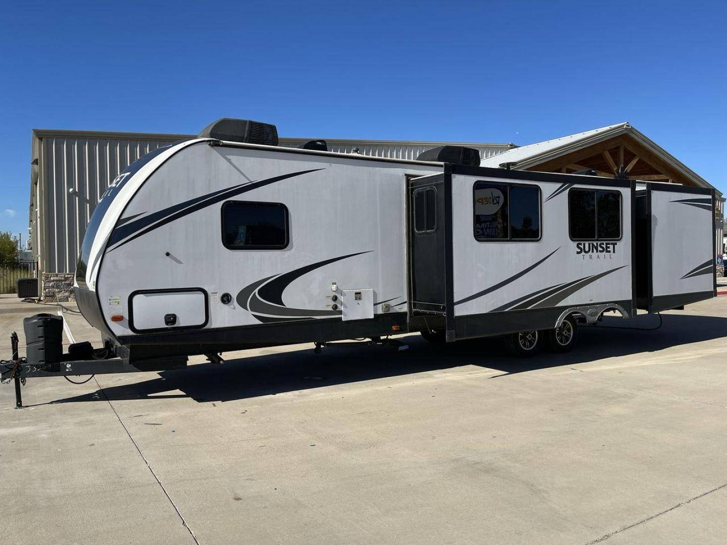 2018 KEYSTONE RV SUNSET TRAIL 331BH (4YDT3312XJ5) , Length: 37.5 ft. | Dry Weight: 7,186 lbs. | Gross Weight: 9,735 lbs. | Slides: 3 transmission, located at 4319 N Main Street, Cleburne, TX, 76033, (817) 221-0660, 32.435829, -97.384178 - Board this 2018 Keystone Sunset Trail 331BH to your family's dream destination and enjoy all the fantastic amenities it has to offer! It measures 37.5 ft. in length and 11.17 ft. in height. It has a dry weight of 7,186 lbs. with a hitch weight of 936 lbs. Its exterior is white with black graphics. I - Photo#25