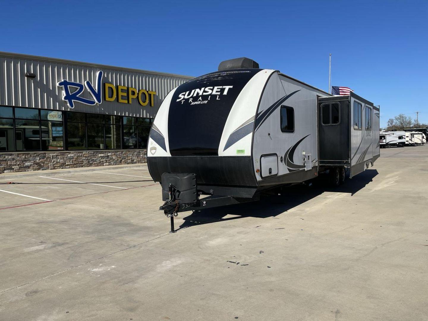 2018 KEYSTONE RV SUNSET TRAIL 331BH (4YDT3312XJ5) , Length: 37.5 ft. | Dry Weight: 7,186 lbs. | Gross Weight: 9,735 lbs. | Slides: 3 transmission, located at 4319 N Main Street, Cleburne, TX, 76033, (817) 221-0660, 32.435829, -97.384178 - Board this 2018 Keystone Sunset Trail 331BH to your family's dream destination and enjoy all the fantastic amenities it has to offer! It measures 37.5 ft. in length and 11.17 ft. in height. It has a dry weight of 7,186 lbs. with a hitch weight of 936 lbs. Its exterior is white with black graphics. I - Photo#0