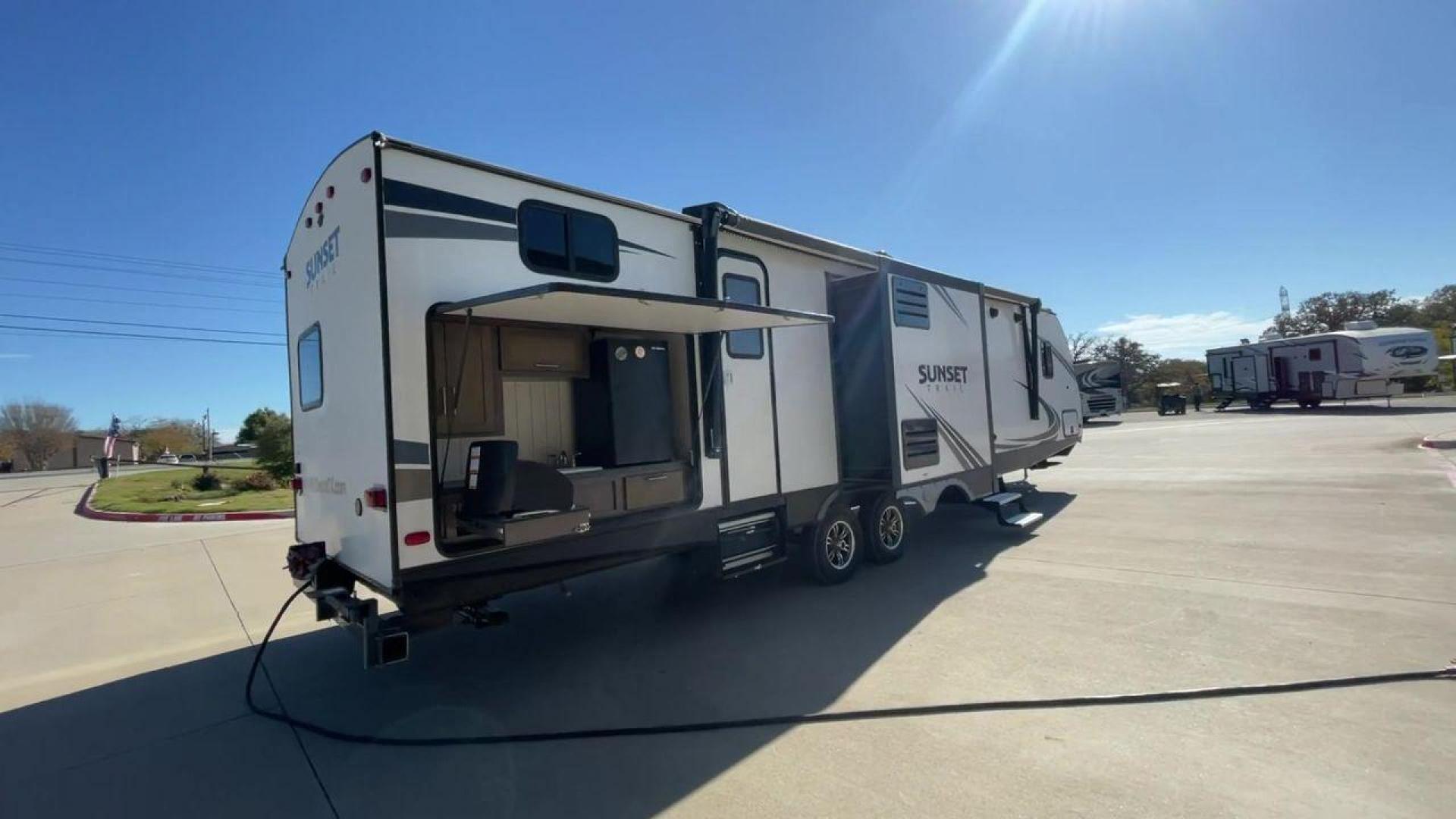 2018 KEYSTONE RV SUNSET TRAIL 331BH (4YDT3312XJ5) , Length: 37.5 ft. | Dry Weight: 7,186 lbs. | Gross Weight: 9,735 lbs. | Slides: 3 transmission, located at 4319 N Main Street, Cleburne, TX, 76033, (817) 221-0660, 32.435829, -97.384178 - Board this 2018 Keystone Sunset Trail 331BH to your family's dream destination and enjoy all the fantastic amenities it has to offer! It measures 37.5 ft. in length and 11.17 ft. in height. It has a dry weight of 7,186 lbs. with a hitch weight of 936 lbs. Its exterior is white with black graphics. I - Photo#1