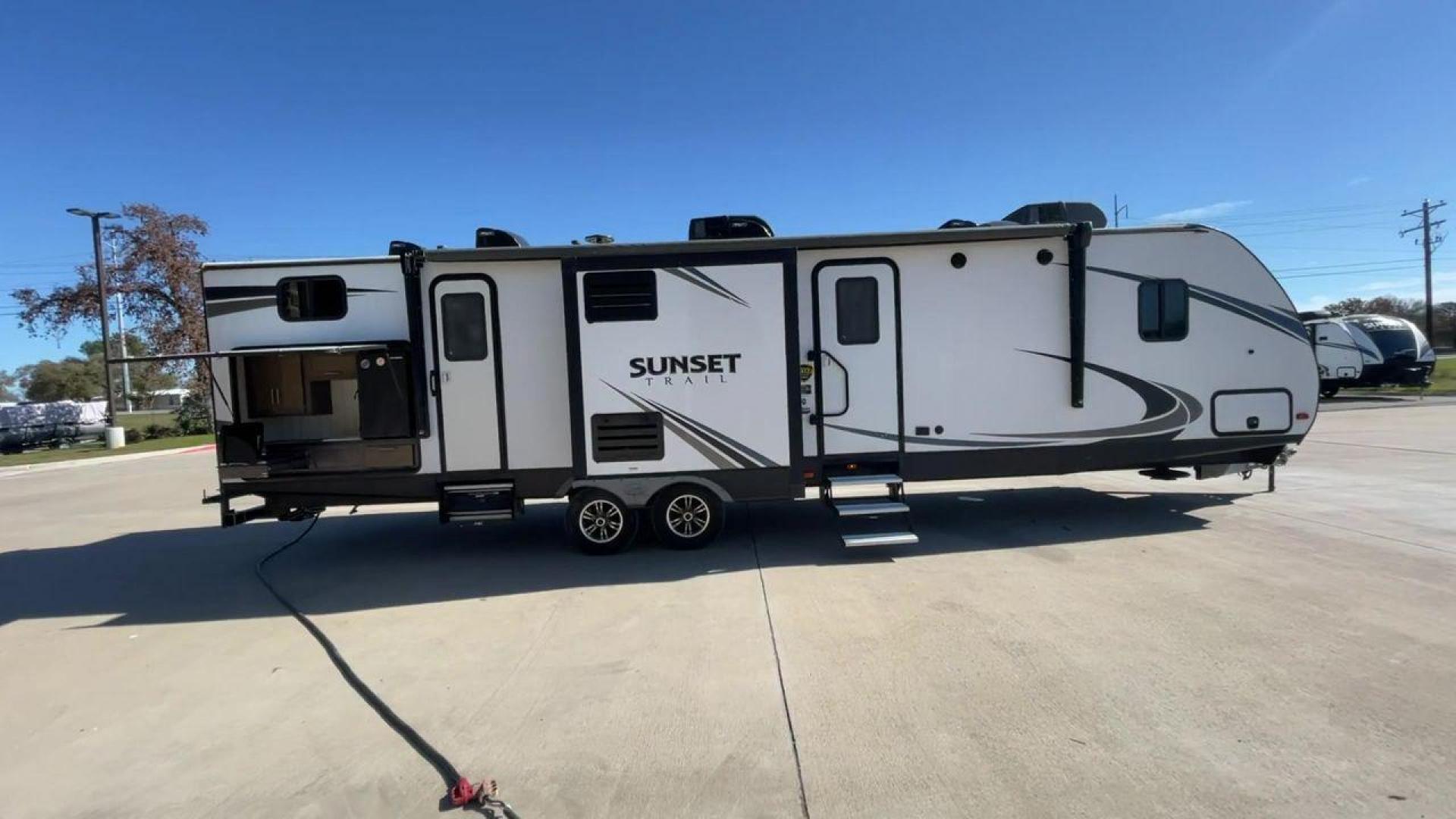 2018 KEYSTONE RV SUNSET TRAIL 331BH (4YDT3312XJ5) , Length: 37.5 ft. | Dry Weight: 7,186 lbs. | Gross Weight: 9,735 lbs. | Slides: 3 transmission, located at 4319 N Main Street, Cleburne, TX, 76033, (817) 221-0660, 32.435829, -97.384178 - Board this 2018 Keystone Sunset Trail 331BH to your family's dream destination and enjoy all the fantastic amenities it has to offer! It measures 37.5 ft. in length and 11.17 ft. in height. It has a dry weight of 7,186 lbs. with a hitch weight of 936 lbs. Its exterior is white with black graphics. I - Photo#2