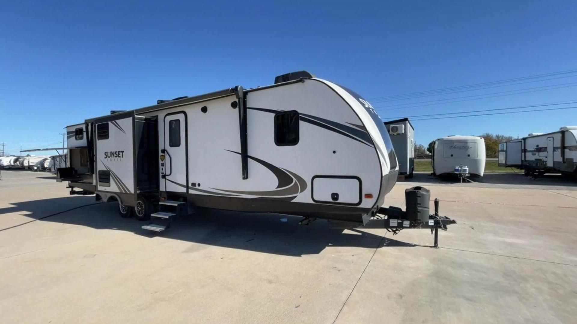 2018 KEYSTONE RV SUNSET TRAIL 331BH (4YDT3312XJ5) , Length: 37.5 ft. | Dry Weight: 7,186 lbs. | Gross Weight: 9,735 lbs. | Slides: 3 transmission, located at 4319 N Main Street, Cleburne, TX, 76033, (817) 221-0660, 32.435829, -97.384178 - Board this 2018 Keystone Sunset Trail 331BH to your family's dream destination and enjoy all the fantastic amenities it has to offer! It measures 37.5 ft. in length and 11.17 ft. in height. It has a dry weight of 7,186 lbs. with a hitch weight of 936 lbs. Its exterior is white with black graphics. I - Photo#3