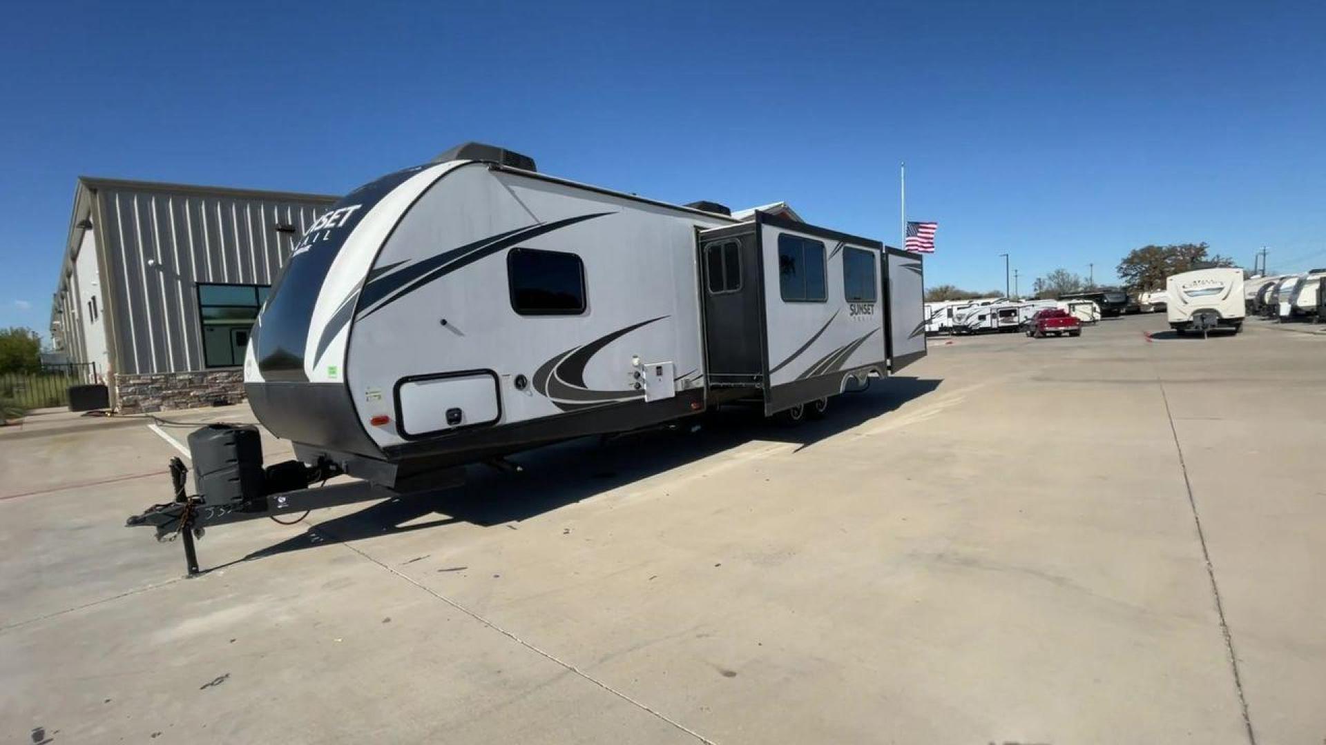 2018 KEYSTONE RV SUNSET TRAIL 331BH (4YDT3312XJ5) , Length: 37.5 ft. | Dry Weight: 7,186 lbs. | Gross Weight: 9,735 lbs. | Slides: 3 transmission, located at 4319 N Main Street, Cleburne, TX, 76033, (817) 221-0660, 32.435829, -97.384178 - Board this 2018 Keystone Sunset Trail 331BH to your family's dream destination and enjoy all the fantastic amenities it has to offer! It measures 37.5 ft. in length and 11.17 ft. in height. It has a dry weight of 7,186 lbs. with a hitch weight of 936 lbs. Its exterior is white with black graphics. I - Photo#5