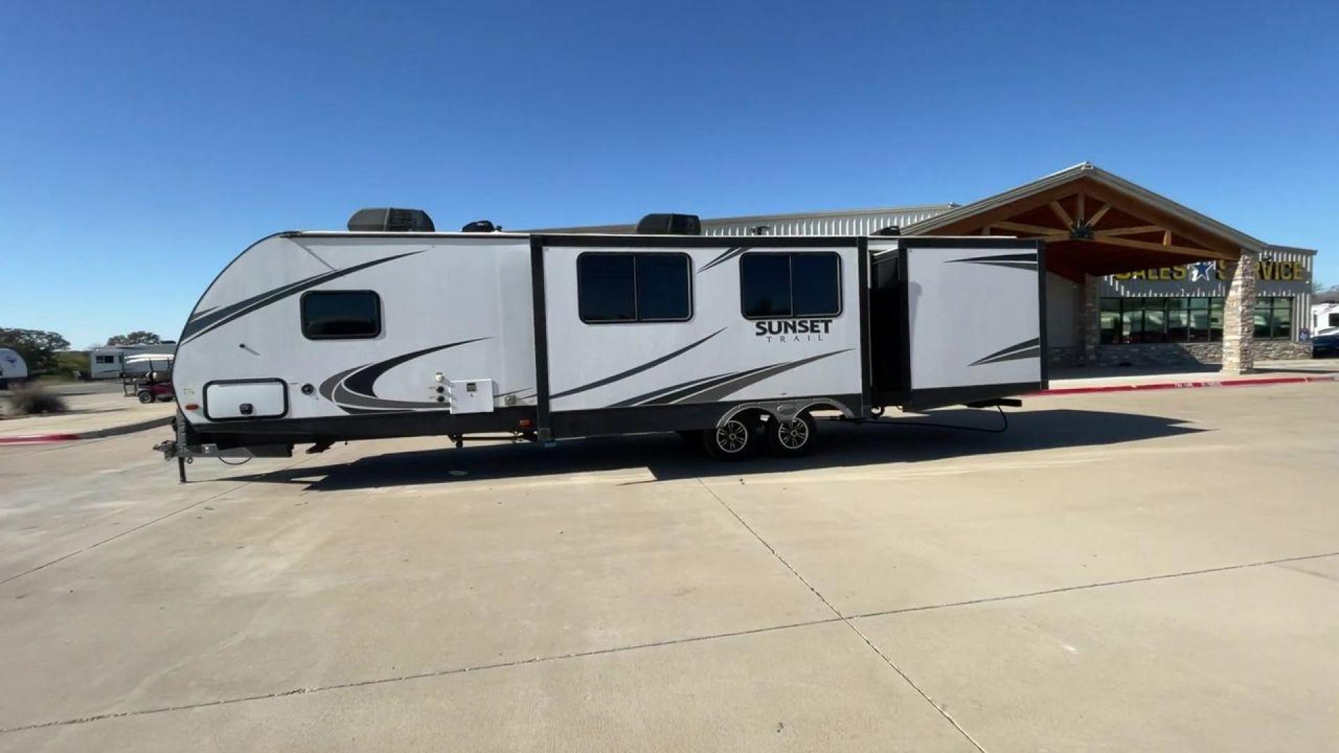 2018 KEYSTONE RV SUNSET TRAIL 331BH (4YDT3312XJ5) , Length: 37.5 ft. | Dry Weight: 7,186 lbs. | Gross Weight: 9,735 lbs. | Slides: 3 transmission, located at 4319 N Main Street, Cleburne, TX, 76033, (817) 221-0660, 32.435829, -97.384178 - Board this 2018 Keystone Sunset Trail 331BH to your family's dream destination and enjoy all the fantastic amenities it has to offer! It measures 37.5 ft. in length and 11.17 ft. in height. It has a dry weight of 7,186 lbs. with a hitch weight of 936 lbs. Its exterior is white with black graphics. I - Photo#6