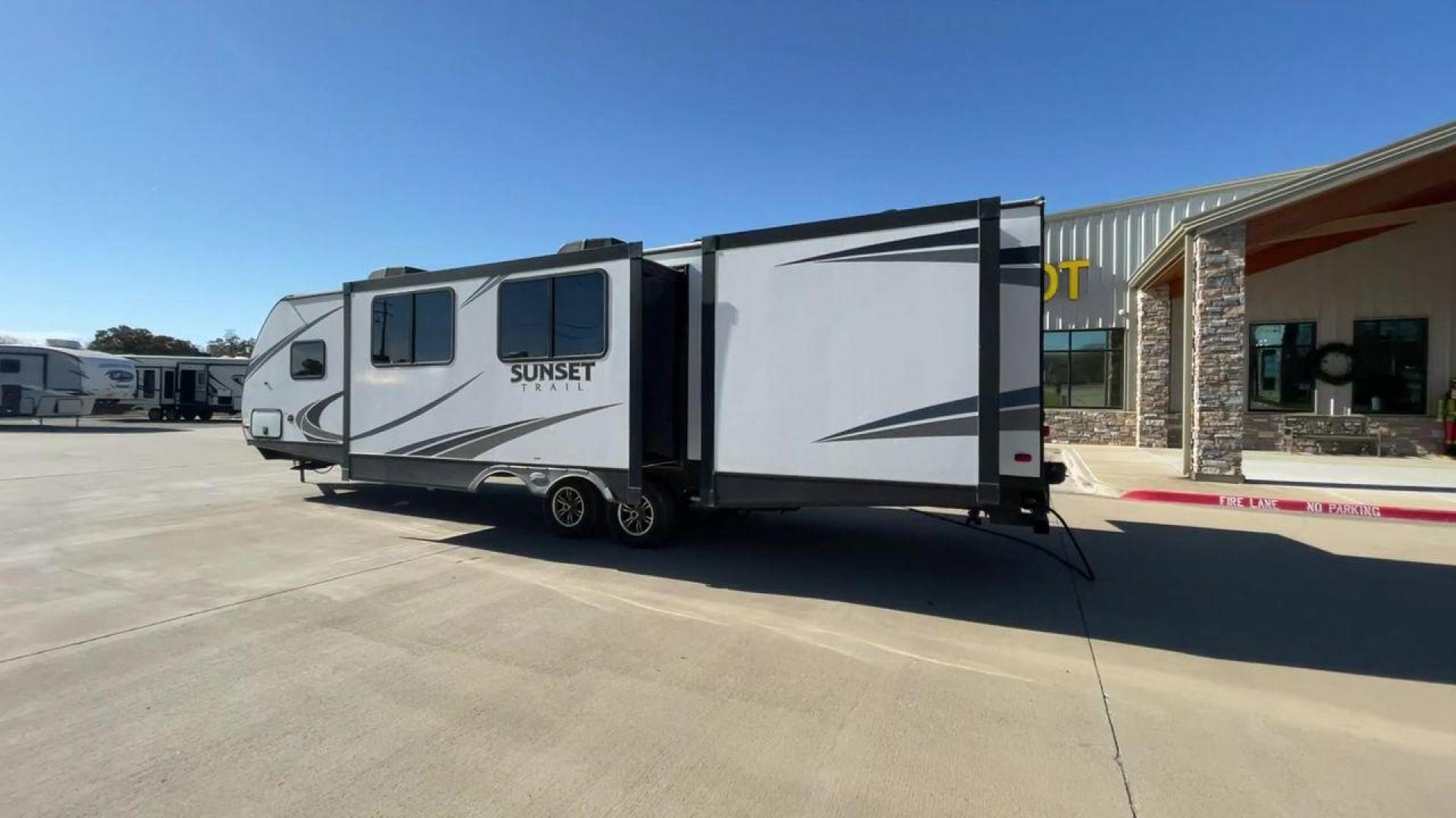 2018 KEYSTONE RV SUNSET TRAIL 331BH (4YDT3312XJ5) , Length: 37.5 ft. | Dry Weight: 7,186 lbs. | Gross Weight: 9,735 lbs. | Slides: 3 transmission, located at 4319 N Main Street, Cleburne, TX, 76033, (817) 221-0660, 32.435829, -97.384178 - Board this 2018 Keystone Sunset Trail 331BH to your family's dream destination and enjoy all the fantastic amenities it has to offer! It measures 37.5 ft. in length and 11.17 ft. in height. It has a dry weight of 7,186 lbs. with a hitch weight of 936 lbs. Its exterior is white with black graphics. I - Photo#7