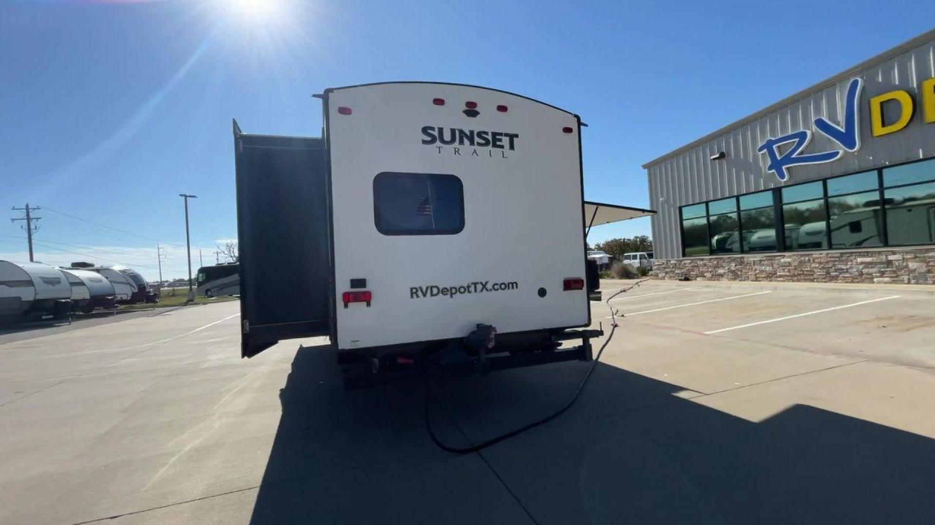 2018 KEYSTONE RV SUNSET TRAIL 331BH (4YDT3312XJ5) , Length: 37.5 ft. | Dry Weight: 7,186 lbs. | Gross Weight: 9,735 lbs. | Slides: 3 transmission, located at 4319 N Main Street, Cleburne, TX, 76033, (817) 221-0660, 32.435829, -97.384178 - Board this 2018 Keystone Sunset Trail 331BH to your family's dream destination and enjoy all the fantastic amenities it has to offer! It measures 37.5 ft. in length and 11.17 ft. in height. It has a dry weight of 7,186 lbs. with a hitch weight of 936 lbs. Its exterior is white with black graphics. I - Photo#8