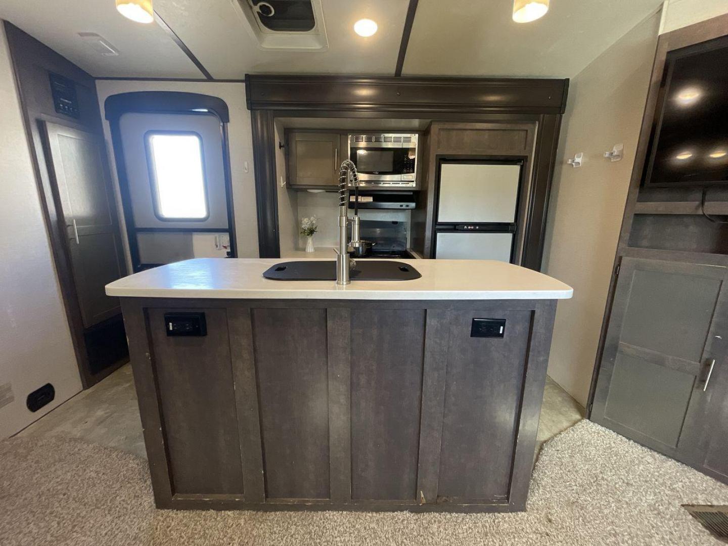 2018 KEYSTONE RV SUNSET TRAIL 331BH (4YDT3312XJ5) , Length: 37.5 ft. | Dry Weight: 7,186 lbs. | Gross Weight: 9,735 lbs. | Slides: 3 transmission, located at 4319 N Main Street, Cleburne, TX, 76033, (817) 221-0660, 32.435829, -97.384178 - Board this 2018 Keystone Sunset Trail 331BH to your family's dream destination and enjoy all the fantastic amenities it has to offer! It measures 37.5 ft. in length and 11.17 ft. in height. It has a dry weight of 7,186 lbs. with a hitch weight of 936 lbs. Its exterior is white with black graphics. I - Photo#10