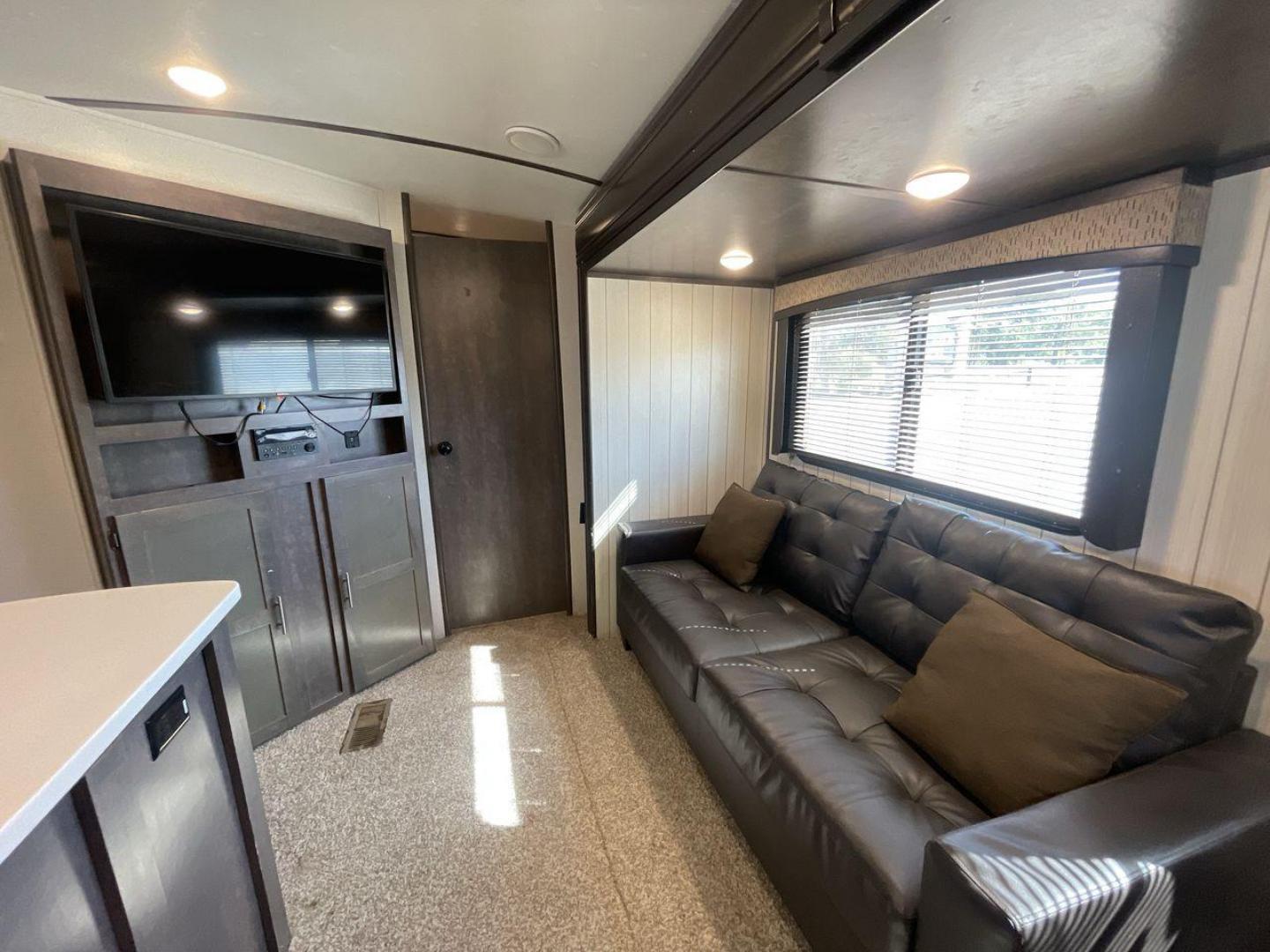 2018 KEYSTONE RV SUNSET TRAIL 331BH (4YDT3312XJ5) , Length: 37.5 ft. | Dry Weight: 7,186 lbs. | Gross Weight: 9,735 lbs. | Slides: 3 transmission, located at 4319 N Main Street, Cleburne, TX, 76033, (817) 221-0660, 32.435829, -97.384178 - Board this 2018 Keystone Sunset Trail 331BH to your family's dream destination and enjoy all the fantastic amenities it has to offer! It measures 37.5 ft. in length and 11.17 ft. in height. It has a dry weight of 7,186 lbs. with a hitch weight of 936 lbs. Its exterior is white with black graphics. I - Photo#11