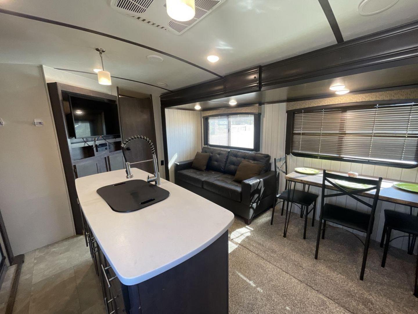 2018 KEYSTONE RV SUNSET TRAIL 331BH (4YDT3312XJ5) , Length: 37.5 ft. | Dry Weight: 7,186 lbs. | Gross Weight: 9,735 lbs. | Slides: 3 transmission, located at 4319 N Main Street, Cleburne, TX, 76033, (817) 221-0660, 32.435829, -97.384178 - Board this 2018 Keystone Sunset Trail 331BH to your family's dream destination and enjoy all the fantastic amenities it has to offer! It measures 37.5 ft. in length and 11.17 ft. in height. It has a dry weight of 7,186 lbs. with a hitch weight of 936 lbs. Its exterior is white with black graphics. I - Photo#12