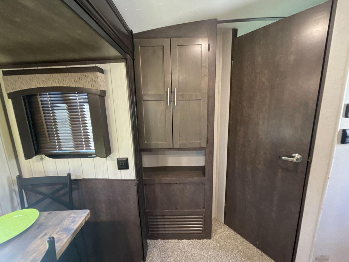 2018 KEYSTONE RV SUNSET TRAIL 331BH (4YDT3312XJ5) , Length: 37.5 ft. | Dry Weight: 7,186 lbs. | Gross Weight: 9,735 lbs. | Slides: 3 transmission, located at 4319 N Main Street, Cleburne, TX, 76033, (817) 221-0660, 32.435829, -97.384178 - Board this 2018 Keystone Sunset Trail 331BH to your family's dream destination and enjoy all the fantastic amenities it has to offer! It measures 37.5 ft. in length and 11.17 ft. in height. It has a dry weight of 7,186 lbs. with a hitch weight of 936 lbs. Its exterior is white with black graphics. I - Photo#13