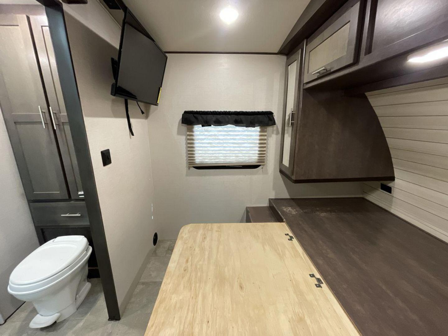 2018 KEYSTONE RV SUNSET TRAIL 331BH (4YDT3312XJ5) , Length: 37.5 ft. | Dry Weight: 7,186 lbs. | Gross Weight: 9,735 lbs. | Slides: 3 transmission, located at 4319 N Main Street, Cleburne, TX, 76033, (817) 221-0660, 32.435829, -97.384178 - Board this 2018 Keystone Sunset Trail 331BH to your family's dream destination and enjoy all the fantastic amenities it has to offer! It measures 37.5 ft. in length and 11.17 ft. in height. It has a dry weight of 7,186 lbs. with a hitch weight of 936 lbs. Its exterior is white with black graphics. I - Photo#18