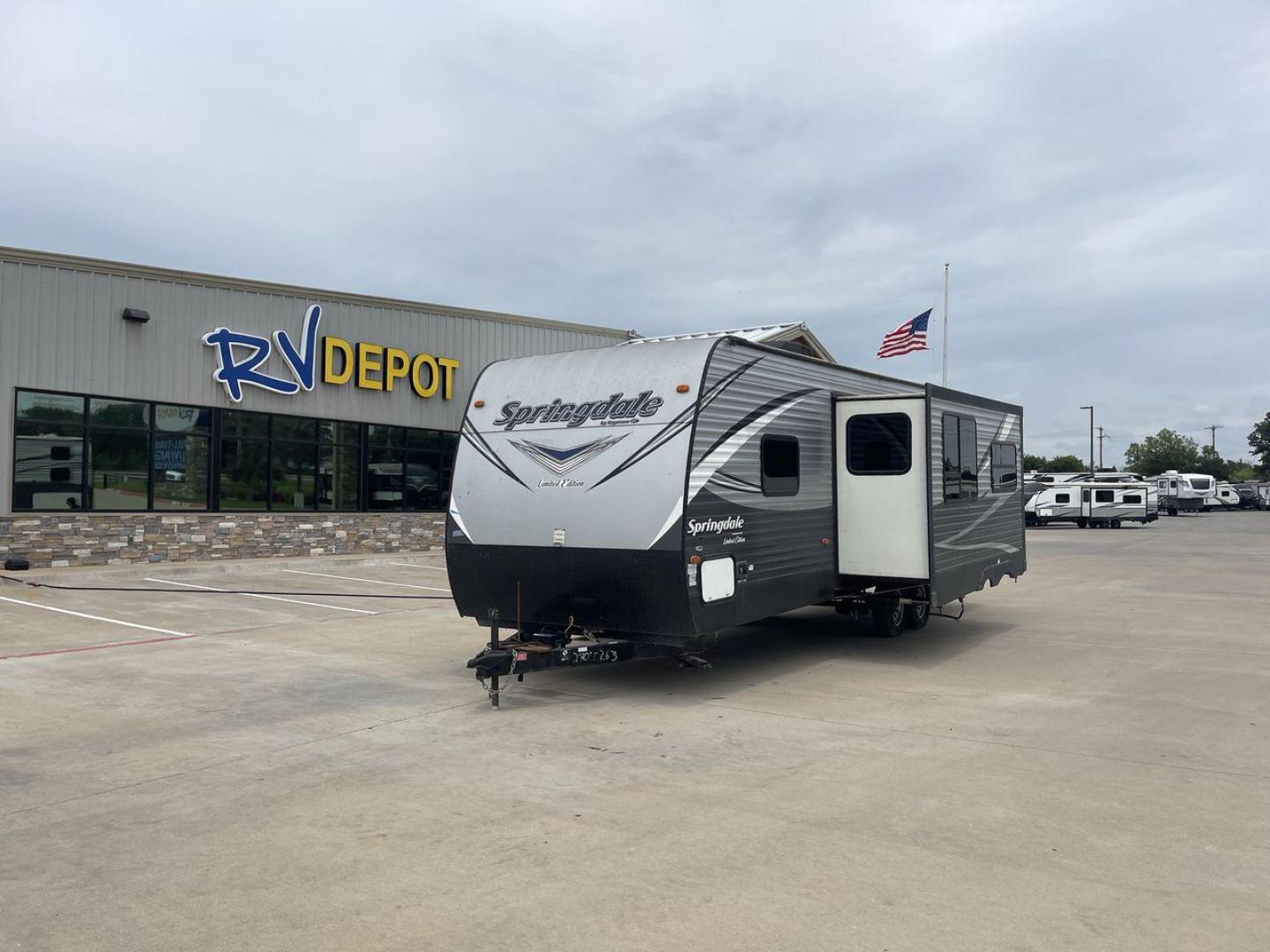 2018 GRAY KEYSTONE SPRINGDALE 270LE (4YDT27025J3) , located at 4319 N Main Street, Cleburne, TX, 76033, (817) 221-0660, 32.435829, -97.384178 - Photo#0