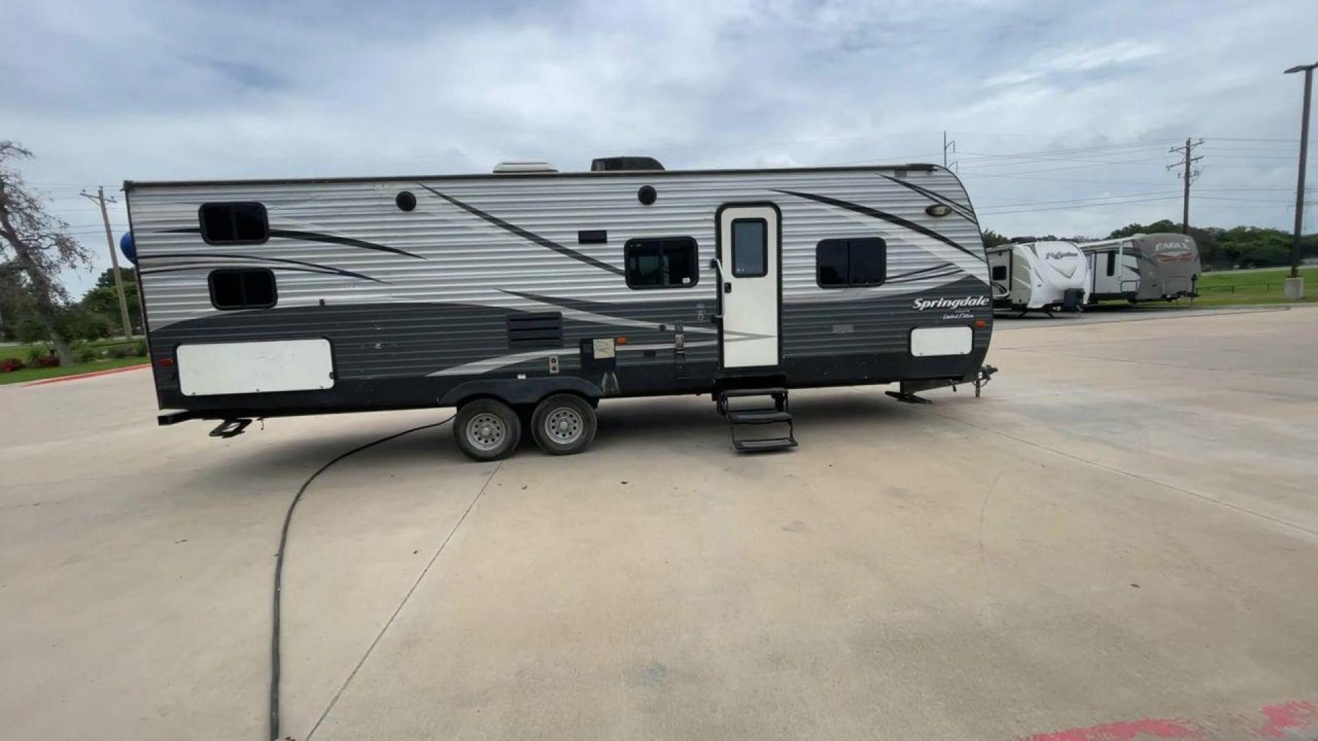 2018 GRAY KEYSTONE SPRINGDALE 270LE (4YDT27025J3) , located at 4319 N Main Street, Cleburne, TX, 76033, (817) 221-0660, 32.435829, -97.384178 - Photo#2