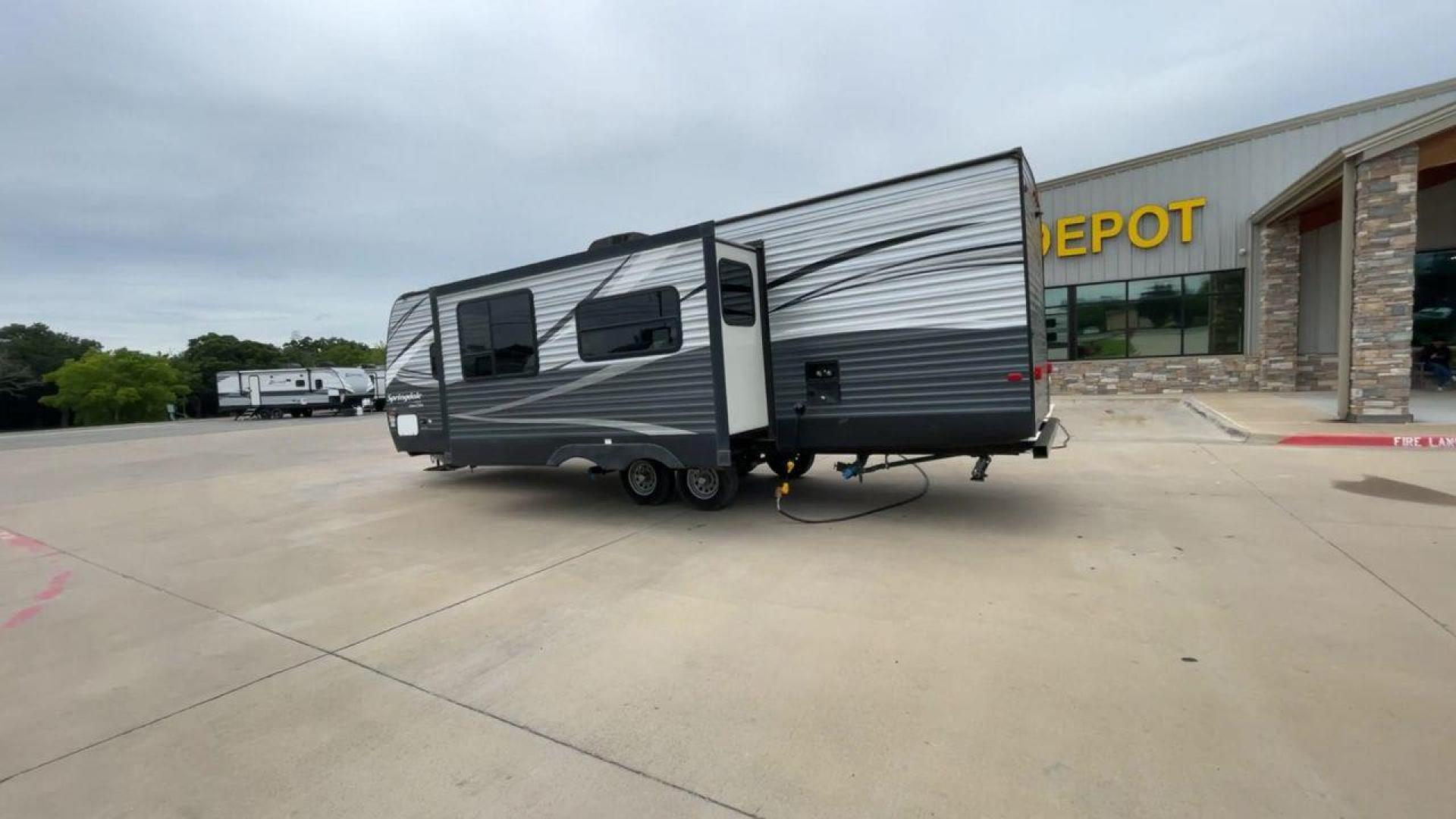 2018 GRAY KEYSTONE SPRINGDALE 270LE (4YDT27025J3) , located at 4319 N Main Street, Cleburne, TX, 76033, (817) 221-0660, 32.435829, -97.384178 - Photo#7