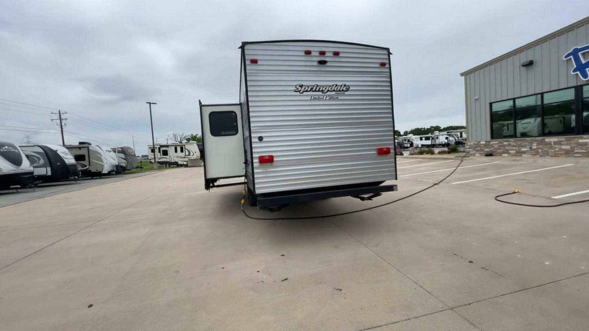 2018 GRAY KEYSTONE SPRINGDALE 270LE (4YDT27025J3) , located at 4319 N Main Street, Cleburne, TX, 76033, (817) 221-0660, 32.435829, -97.384178 - Photo#8