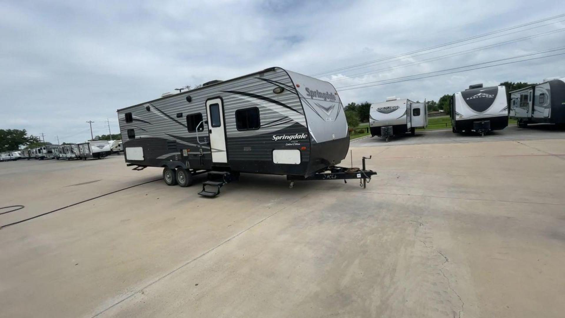 2018 GRAY KEYSTONE SPRINGDALE 270LE (4YDT27025J3) , located at 4319 N Main Street, Cleburne, TX, 76033, (817) 221-0660, 32.435829, -97.384178 - Photo#3