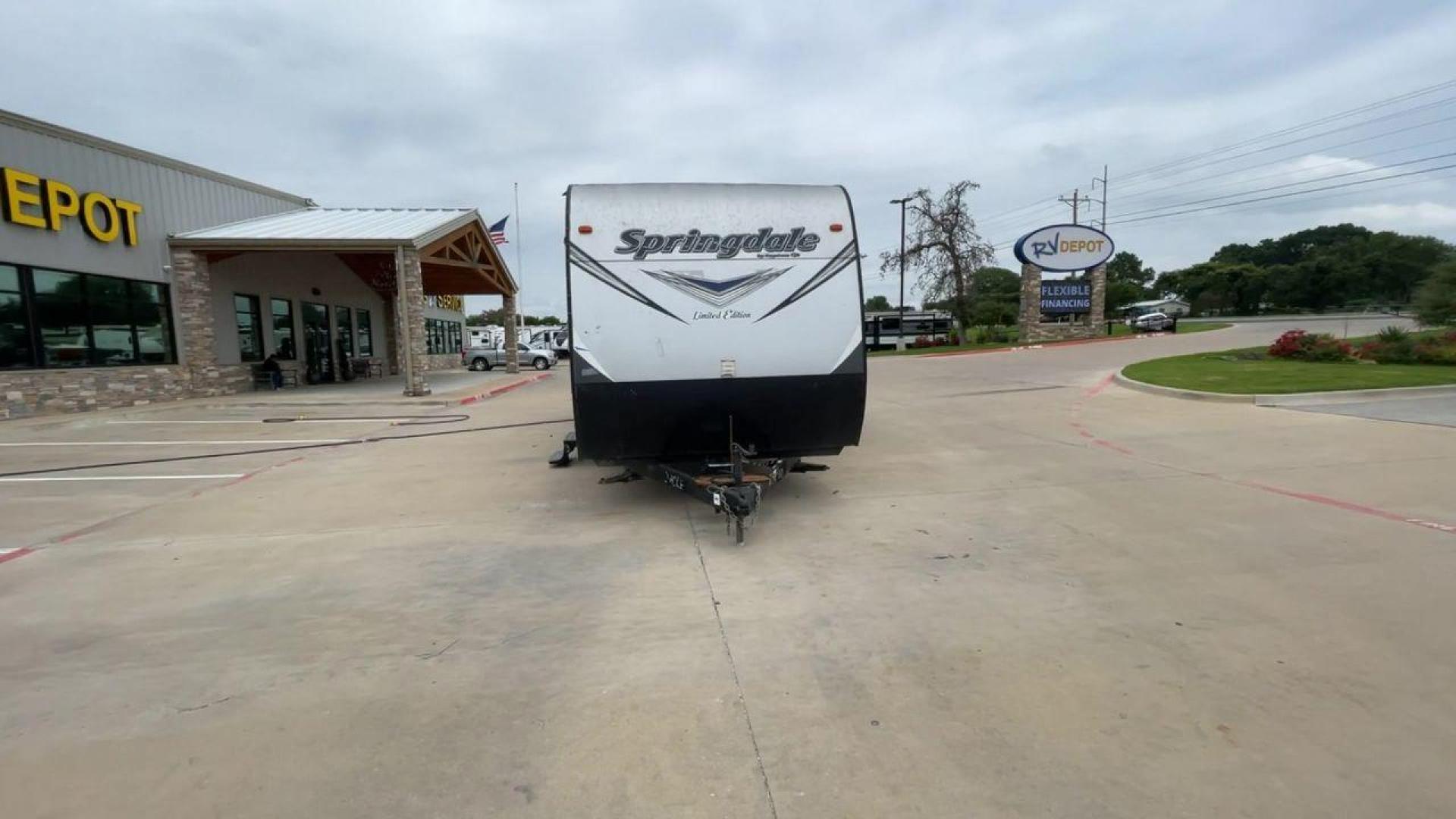 2018 GRAY KEYSTONE SPRINGDALE 270LE (4YDT27025J3) , located at 4319 N Main Street, Cleburne, TX, 76033, (817) 221-0660, 32.435829, -97.384178 - Photo#4