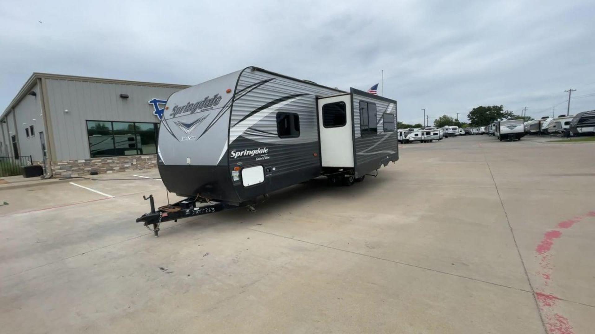 2018 GRAY KEYSTONE SPRINGDALE 270LE (4YDT27025J3) , located at 4319 N Main Street, Cleburne, TX, 76033, (817) 221-0660, 32.435829, -97.384178 - Photo#5