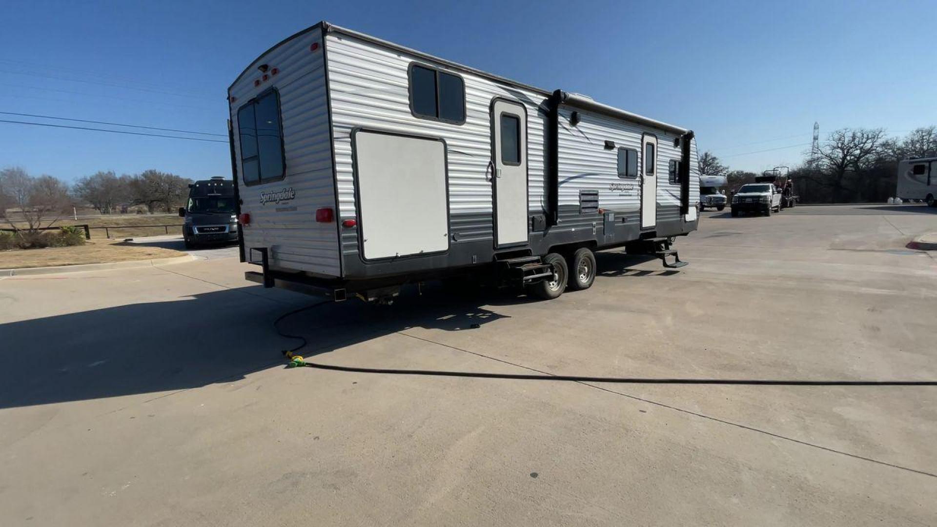 2018 GRAY KEYSTONE SPRINGDALE 303BH - (4YDT30329J3) , Length: 35 ft. | Dry Weight: 7,925 lbs. | Gross Weight: 9,770 lbs. | Slides: 2 transmission, located at 4319 N Main Street, Cleburne, TX, 76033, (817) 221-0660, 32.435829, -97.384178 - With this 2018 Keystone Springdale 303BH, you can take the conveniences of home with you wherever you go! This travel trailer measures exactly 35 feet long and has a dry weight of 7,925 lbs. It features 2 slideouts, 2 entries, and 1 awning. Starting from the back of the trailer, we have the bu - Photo#1